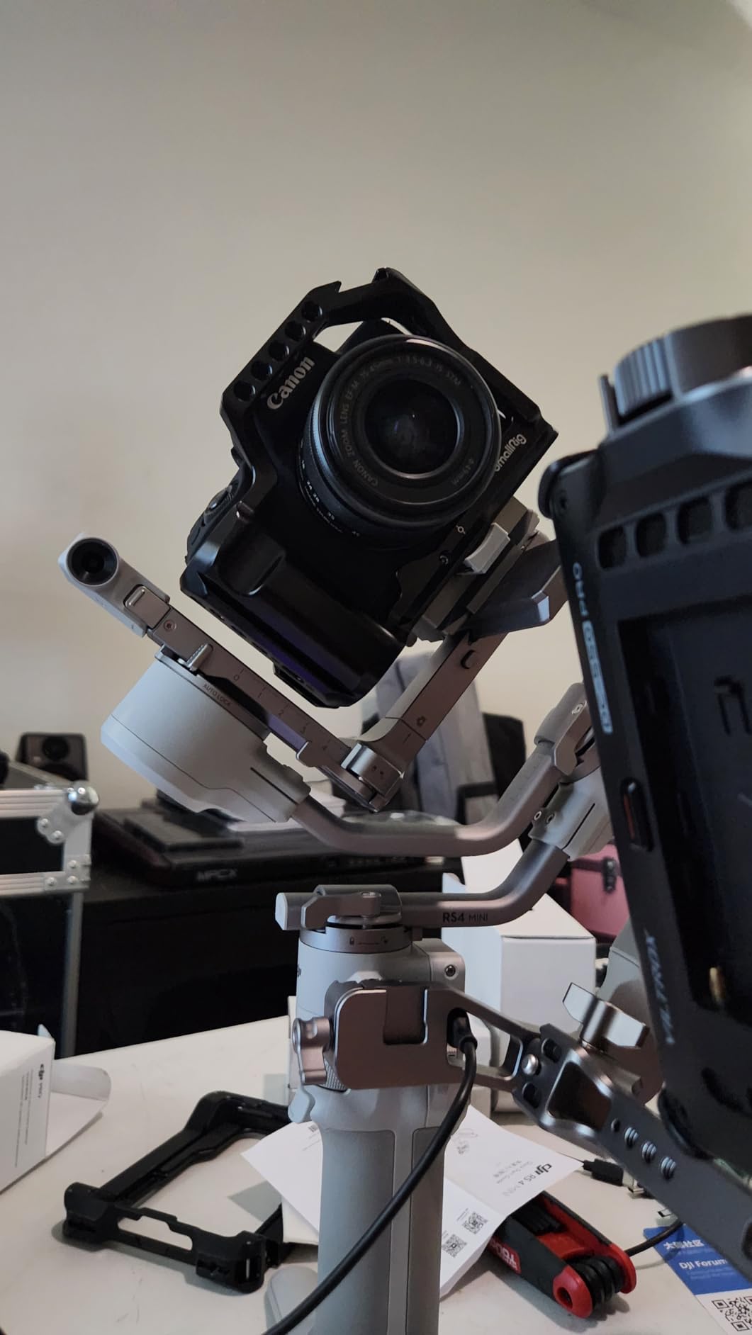DJI RS 4 Mini, Gimbal Stabilizer for Cameras Canon/Sony/Panasonic/Nikon/Fujifilm, Auto Axis Locks, 2kg/4.4lbs Payload, Intelligent Tracking, Camera Gimbal, Camera Stabilizer, Native Vertical Shooting - Customer Photo 1