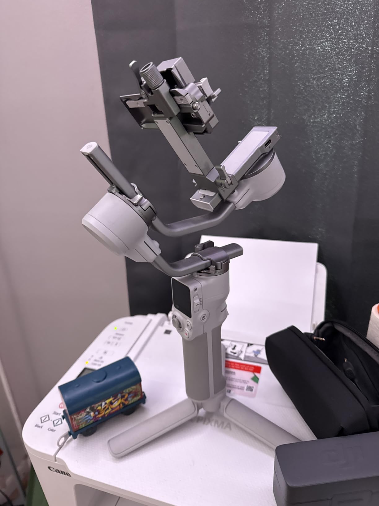 DJI RS 4 Mini, Gimbal Stabilizer for Cameras Canon/Sony/Panasonic/Nikon/Fujifilm, Auto Axis Locks, 2kg/4.4lbs Payload, Intelligent Tracking, Camera Gimbal, Camera Stabilizer, Native Vertical Shooting - Customer Photo 3