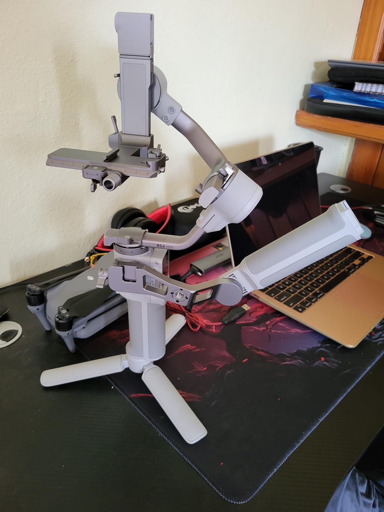 DJI RS 4 Mini, Gimbal Stabilizer for Cameras Canon/Sony/Panasonic/Nikon/Fujifilm, Auto Axis Locks, 2kg/4.4lbs Payload, Intelligent Tracking, Camera Gimbal, Camera Stabilizer, Native Vertical Shooting - Customer Photo 4