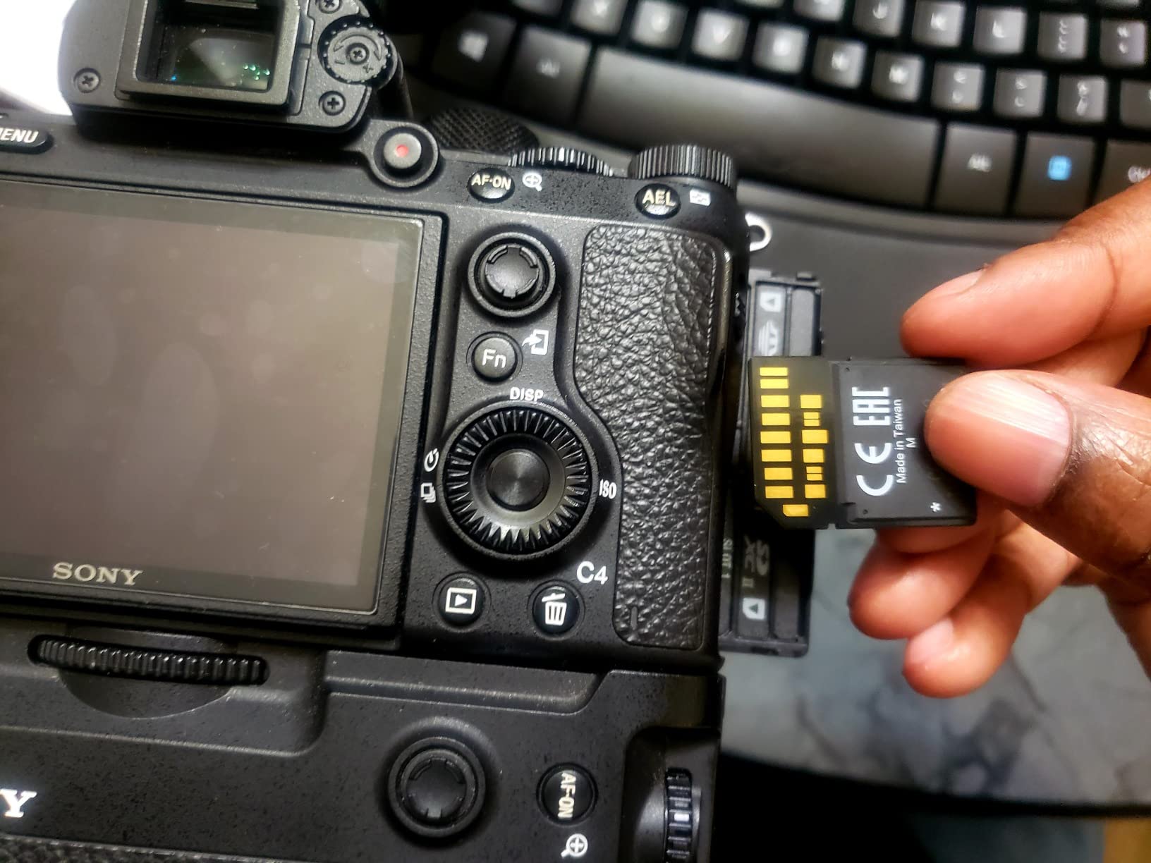 Sony TOUGH-M series SDXC UHS-II Card 128GB, V60, CL10, U3, Max R277MB/S, W150MB/S (SF-M128T/T1) - Customer Photo 3