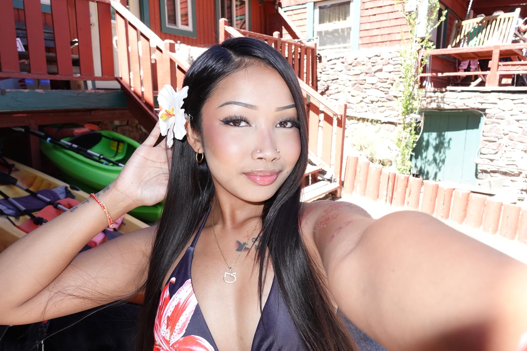 Sony ZV-1 Digital Camera for Content Creators, Vlogging and YouTube with Flip Screen, Built-in Microphone, 4K HDR Video, Touchscreen Display, Live Video Streaming, Webcam - Customer Photo 1