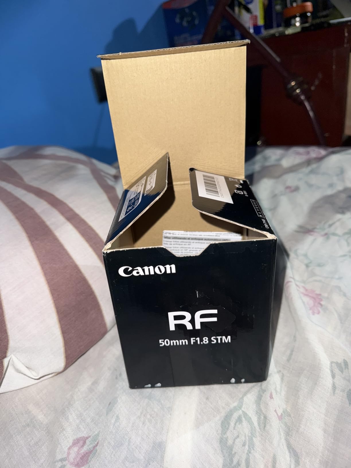 Canon RF50mm F1.8 STM Lens, Fixed Focal Length Prime Lens, Compatible with EOS R Series Mirrorless Cameras, Black - Customer Photo 2