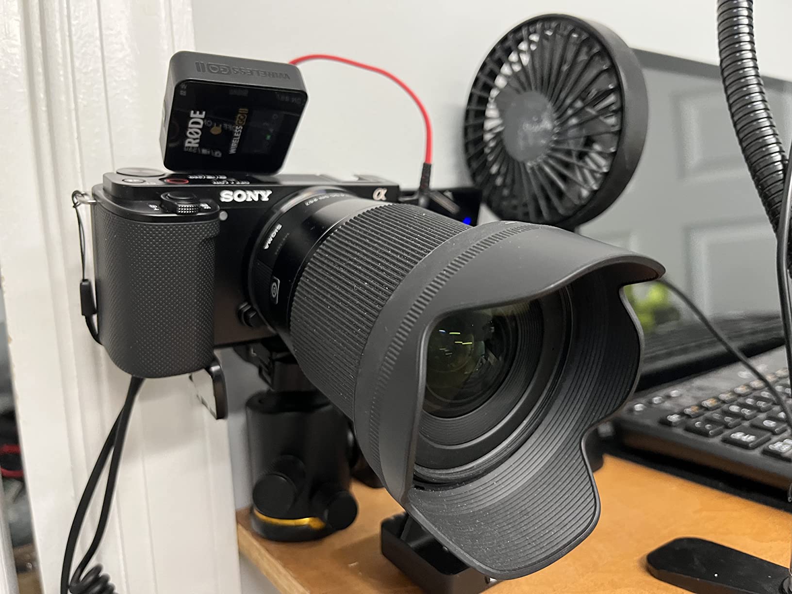 Sony Alpha ZV-E10 - APS-C Interchangeable Lens Mirrorless Vlog Camera - White - Customer Photo 5