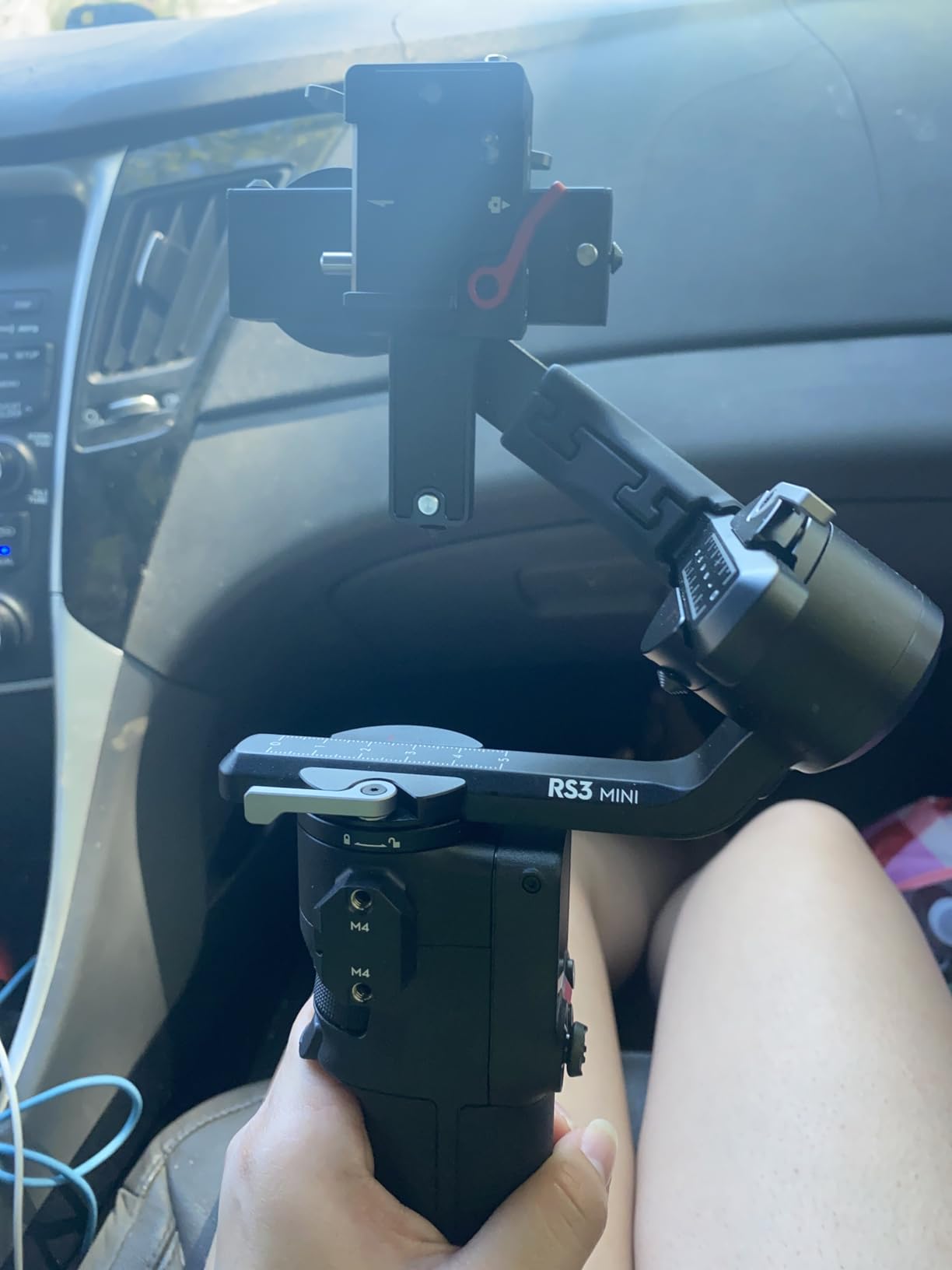 DJI RS 3 Mini, Camera Gimbal Stabilizer, Canon/Sony/Nikon/Fujifilm, 2 kg (4.4 lbs) Tested Payload, Native Vertical Shooting, Bluetooth Shutter Control, 3rd-Gen RS Stabilization, 795g customer photo 2