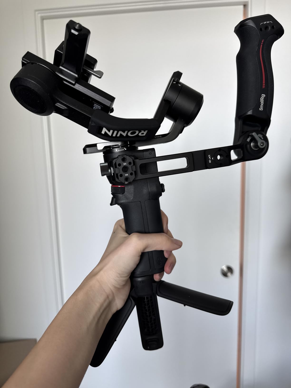 DJI RS 3 Mini, 3-Axis Gimbal Stabilizer for Cameras Canon/Sony/Panasonic/Nikon/Fujifilm, 2 kg (4.4 lbs) Tested Payload, Camera Stabilizer, Camera Gimbal with Native Vertical Shooting - Customer Photo 3