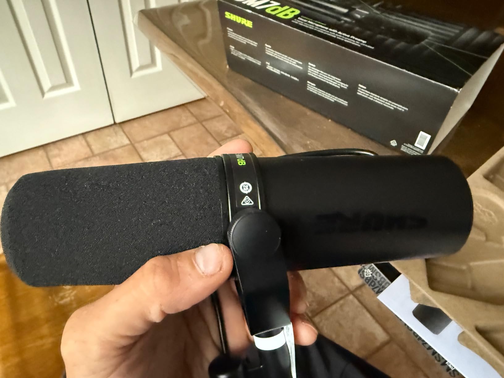 Shure SM7B Vocal Dynamic Microphone – XLR Studio Mic for Podcasting, Recording, Broadcasting, Streaming & Gaming – Smooth, Warm Sound, Rugged Build, Detachable Windscreen, Wide Frequency Range, Black - Customer Photo 2