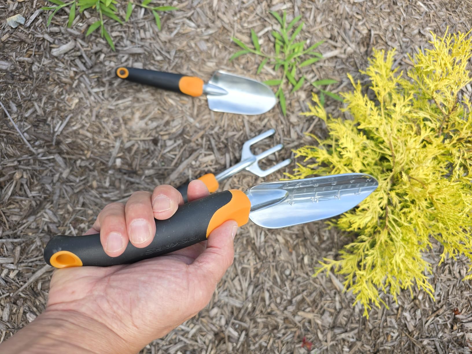 Fiskars Ergo Garden Cultivator, Hand Tool for Digging, Aerating & Weeding | Heavy-Duty Cast Aluminum Tines, Rust Resistant, Ergonomic Handle, Hang Hole Storage, Loosens Soil in Garden Beds & Pots customer photo 1