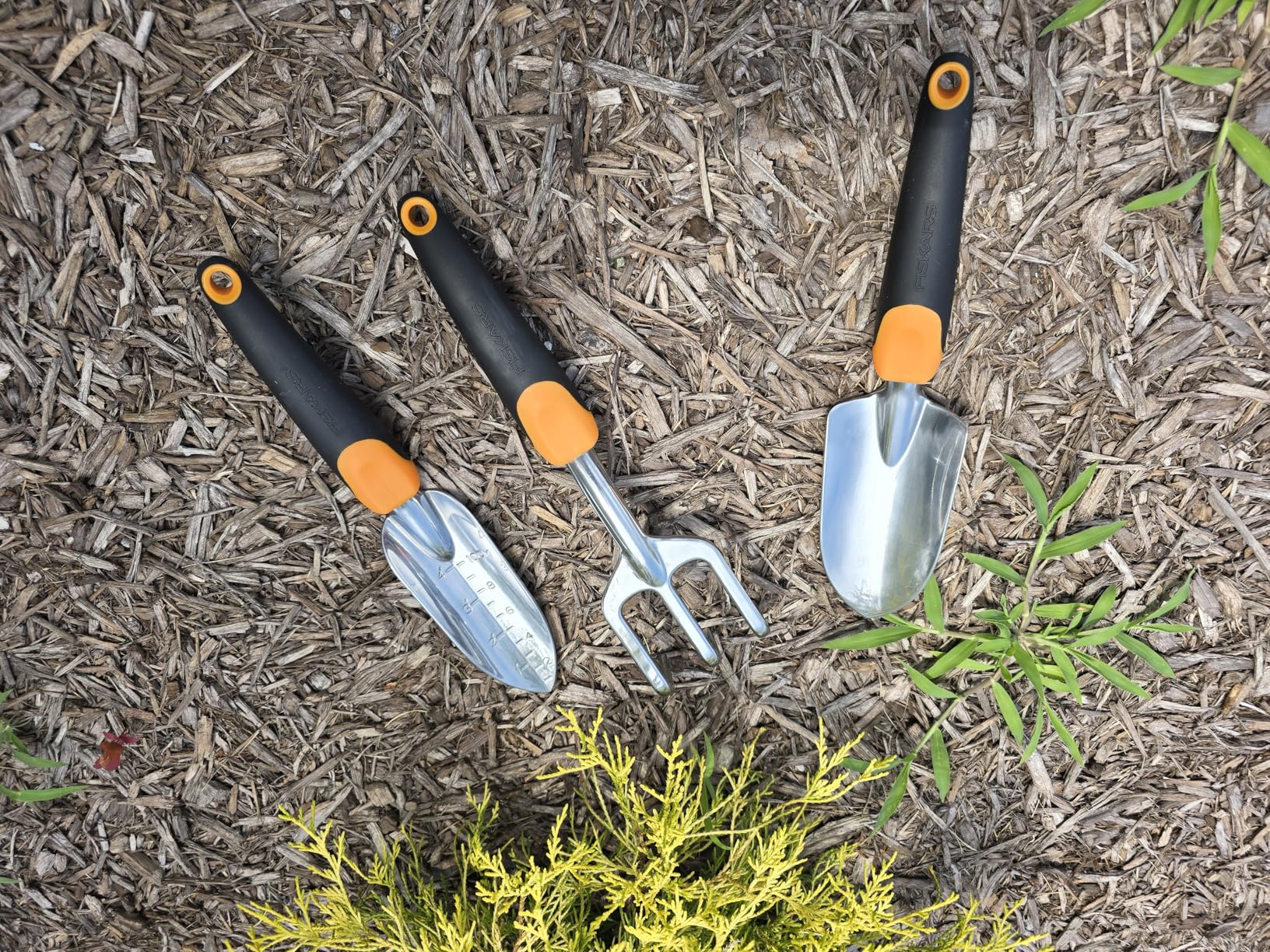 Fiskars Ergo Garden Cultivator, Hand Tool for Digging, Aerating & Weeding | Heavy-Duty Cast Aluminum Tines, Rust Resistant, Ergonomic Handle, Hang Hole Storage, Loosens Soil in Garden Beds & Pots customer photo 2