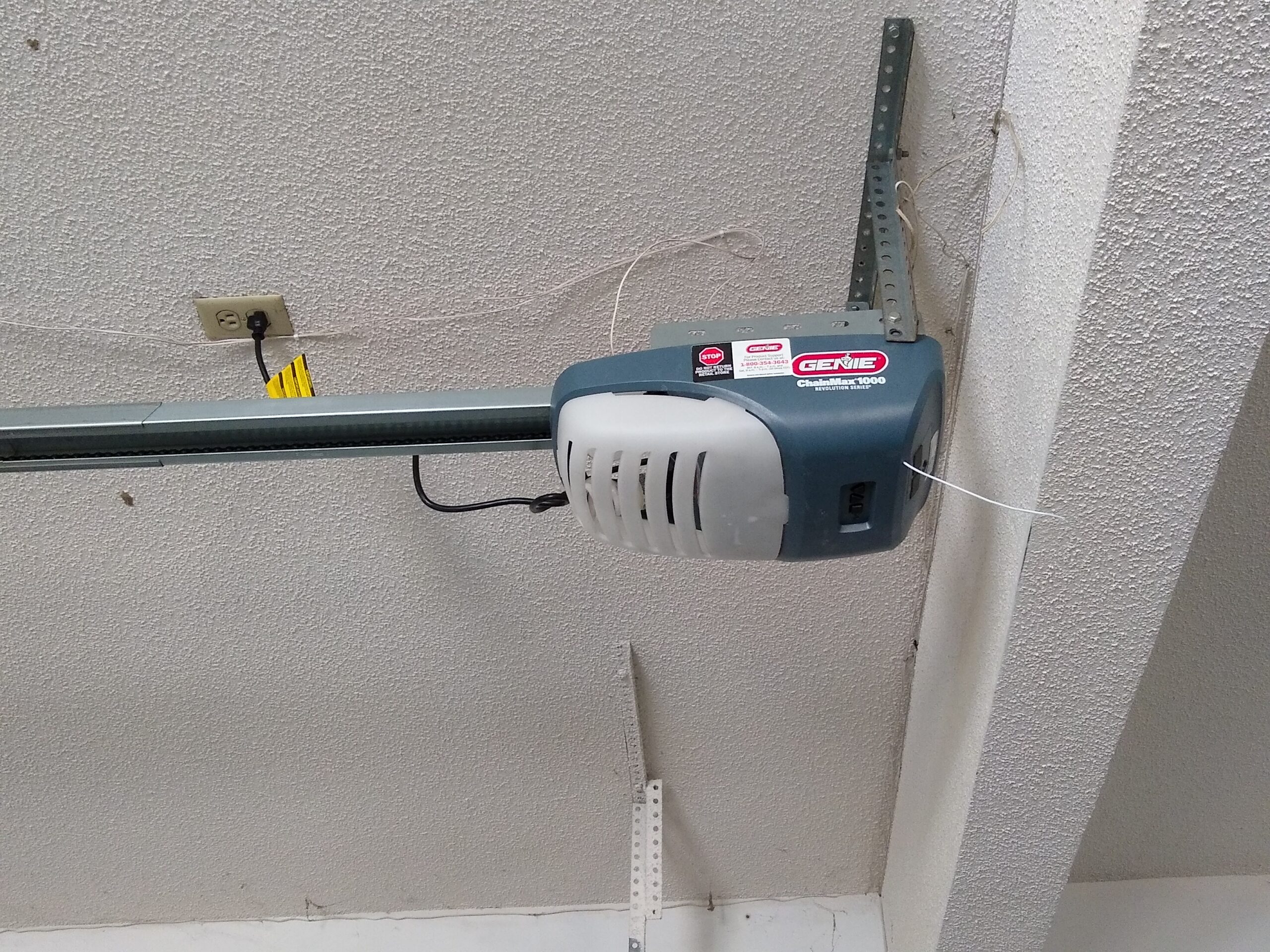 Genie ChainMax 1000 Garage Door Opener - Durable Chain Drive - Includes two 3-Button Pre-Programmed Remotes,Wall Console, Wireless Keypad, Safe-T-Beams - Model 3022-TKH, 140V DC Motor,Gray - Customer Photo 1