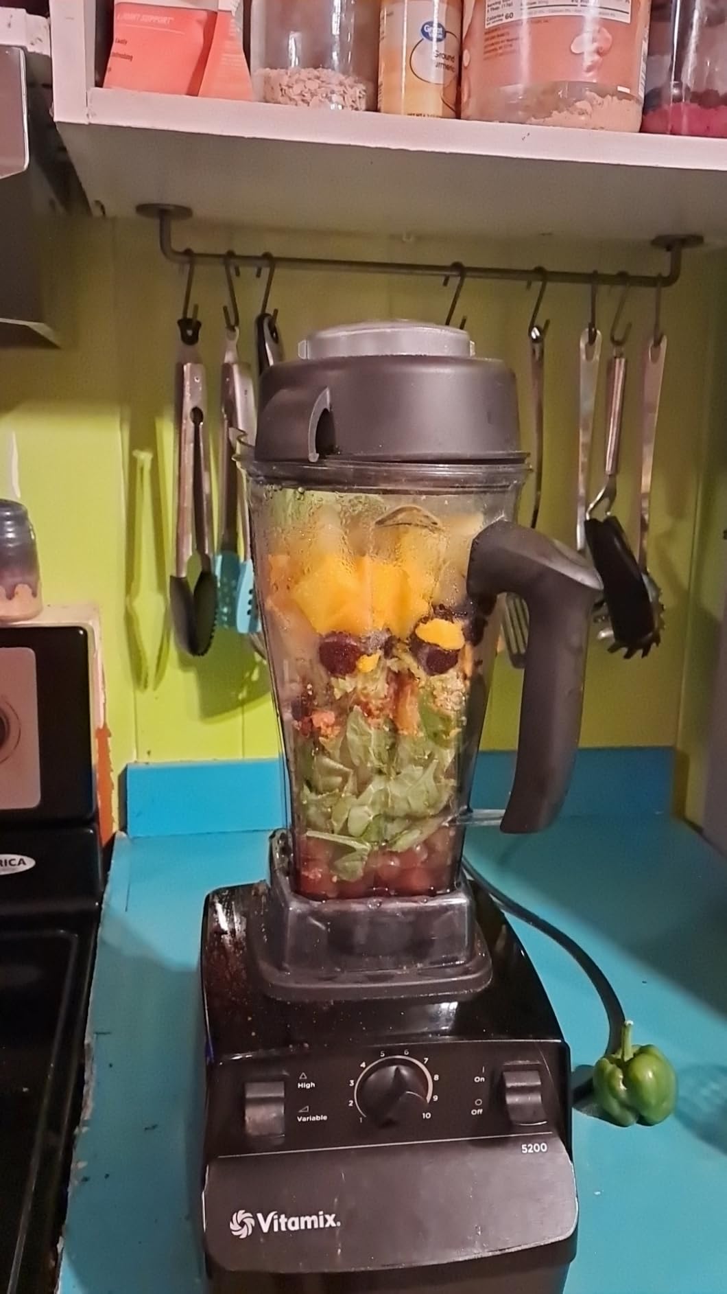 Vitamix 5200 Blender, Professional-Grade Blender for Smoothies, Soups, Ice Cream and More, Stainless-Steel Blades, Self-Cleaning Kitchen Appliance, 64 Oz Container, Black - Customer Photo 1