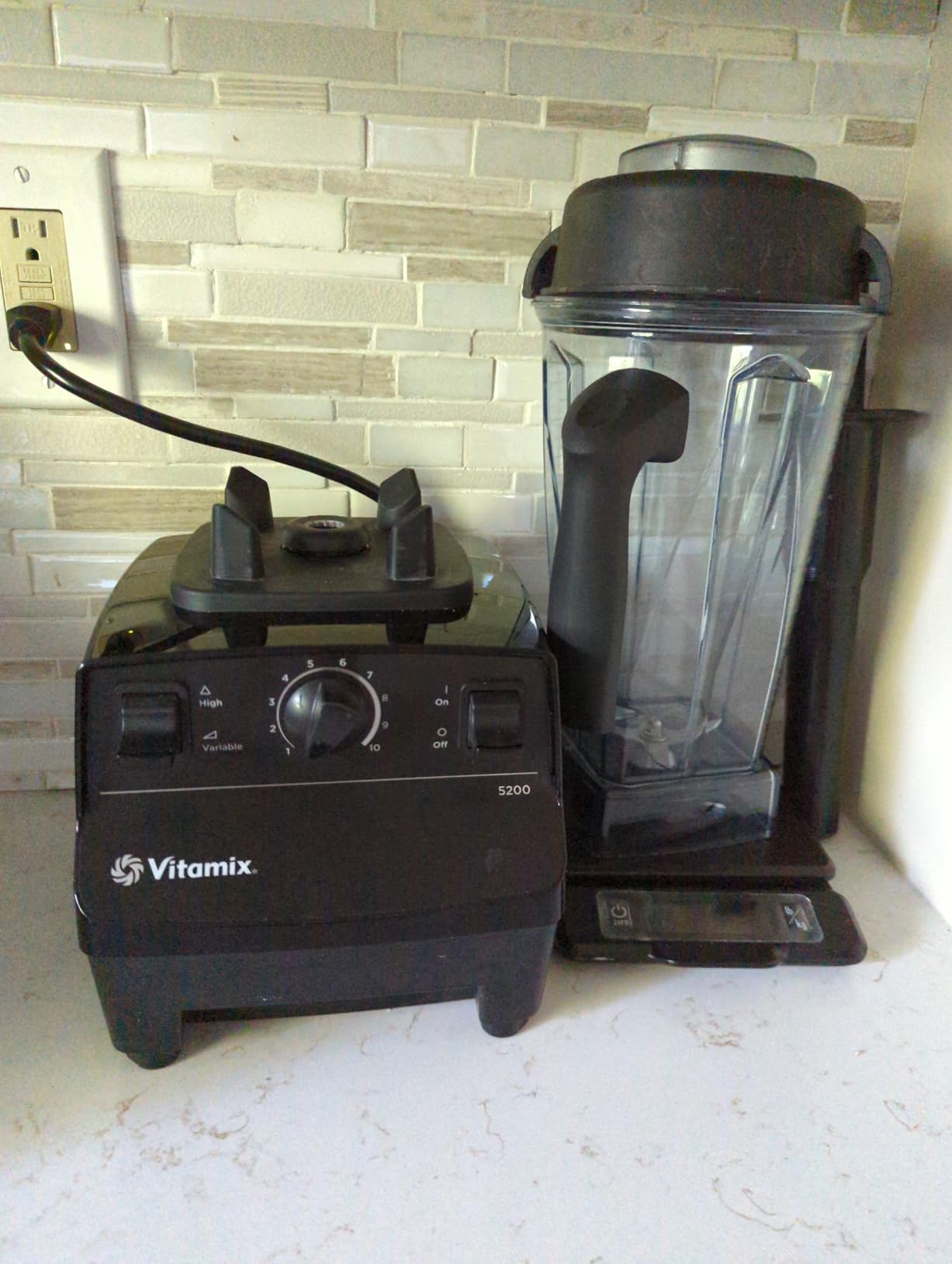 Vitamix 5200 Blender, Professional-Grade Blender for Smoothies, Soups, Ice Cream and More, Stainless-Steel Blades, Self-Cleaning Kitchen Appliance, 64 Oz Container, Black - Customer Photo 3