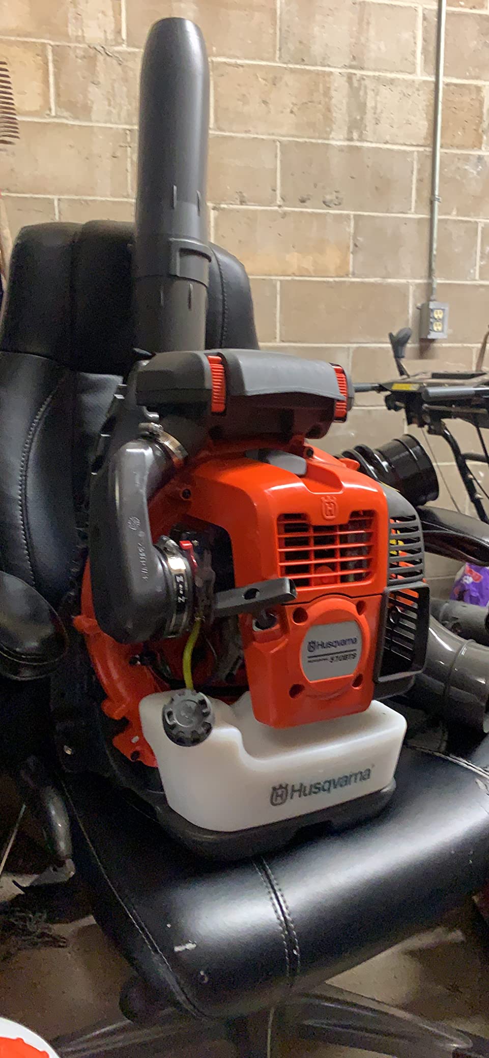 Husqvarna 570BTS Backpack Leaf Blower, Ergonomic Design, Gas Leaf Blower | 66-cc 4-HP 2-cycle gas leaf blower, 972-CFM, 236-MPH, 37-N, powerful clearing performance with air purge and cruise control customer photo 2
