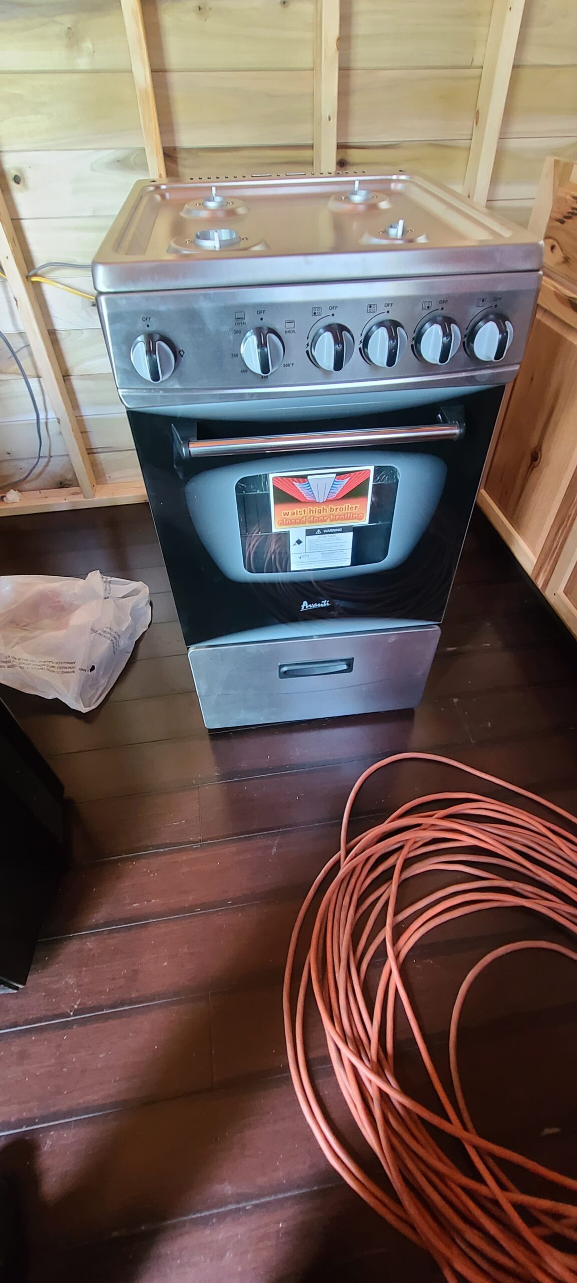 Avanti Gas Range Oven, Compact Freestanding Design, 4 Sealed Burners with Electronic Ignition, 2.1 Cu.Ft. Capacity Features Storage Drawer Broiler and Accessories, 20-Inch, Black - Customer Photo 1