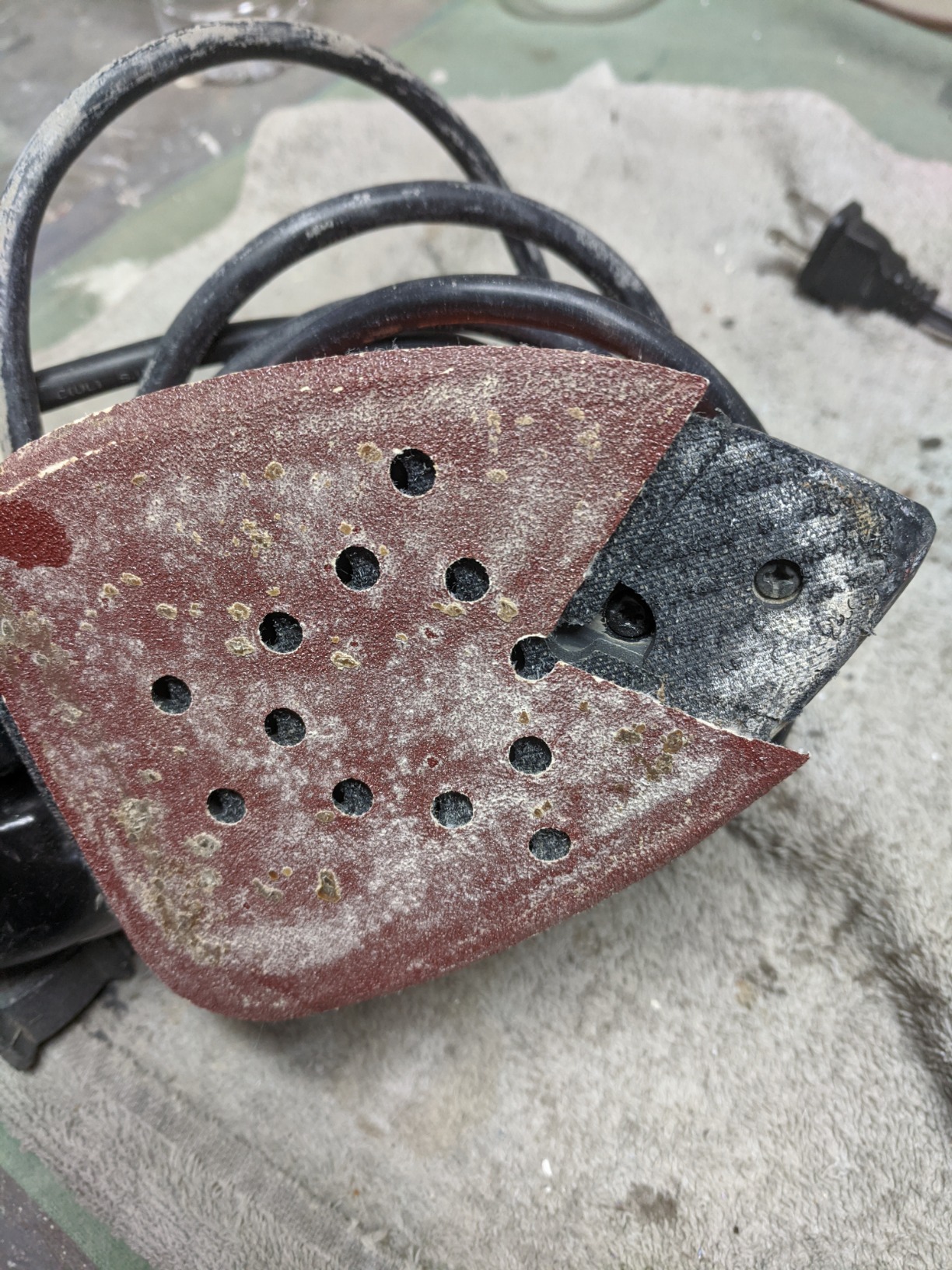 BLACK+DECKER Detail Sander, 1.2 Amp, 16,000 OPM, Compact Design, 3-Position Grip for Comfort, Includes Dust Collector, Corded (BDEMS600) - Customer Photo 2