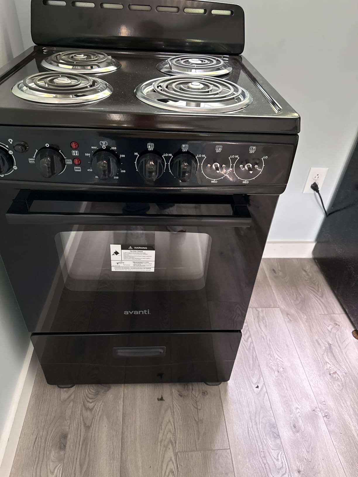 Avanti Electric Range Oven Compact Design, 2.6-Cu.Ft. Capacity with 4 Coil Burners, Framed Glass Oven Door, Storage Drawer and Broiler with Pan Perfect for Apartment RV Tiny Home, 24-Inch, Black - Customer Photo 2