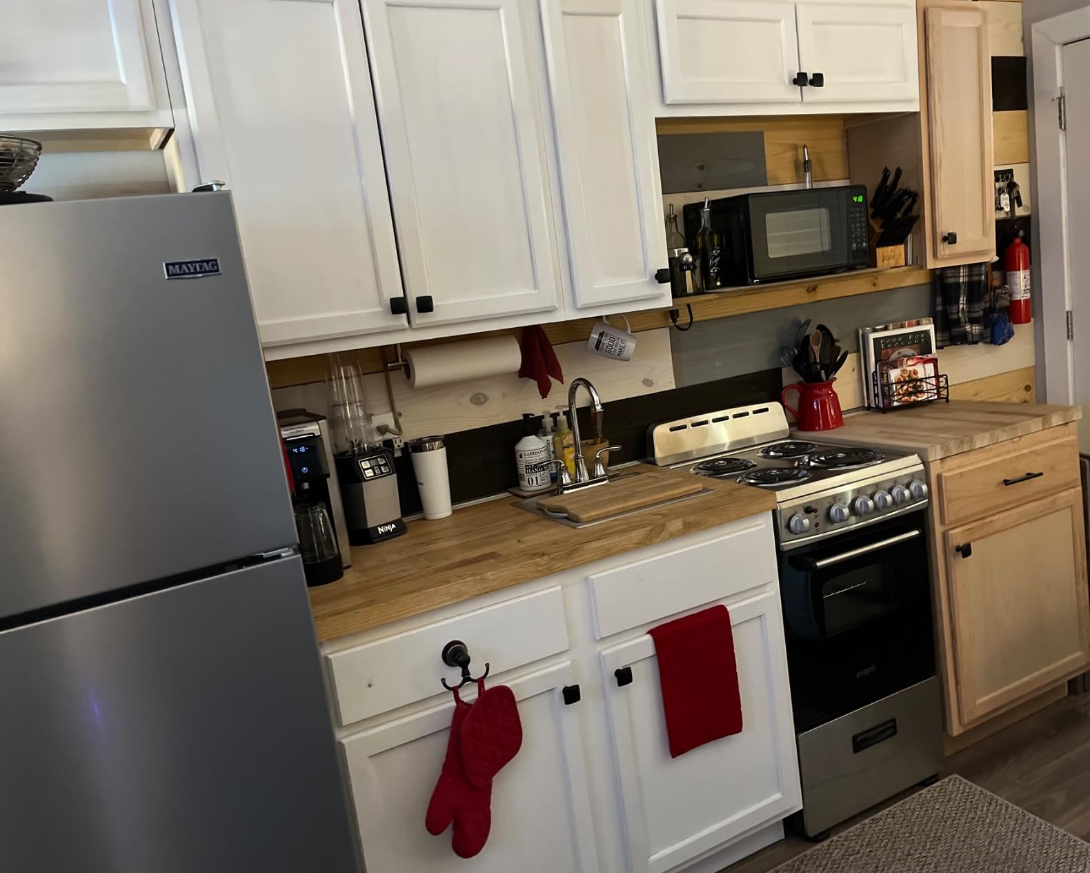 Avanti Electric Range Oven Compact Design, 2.1-Cu.Ft. Capacity with 4 Coil Burners, Framed Glass Oven Door, Storage Drawer and Broiler with Pan, 20-Inch, White - Customer Photo 1