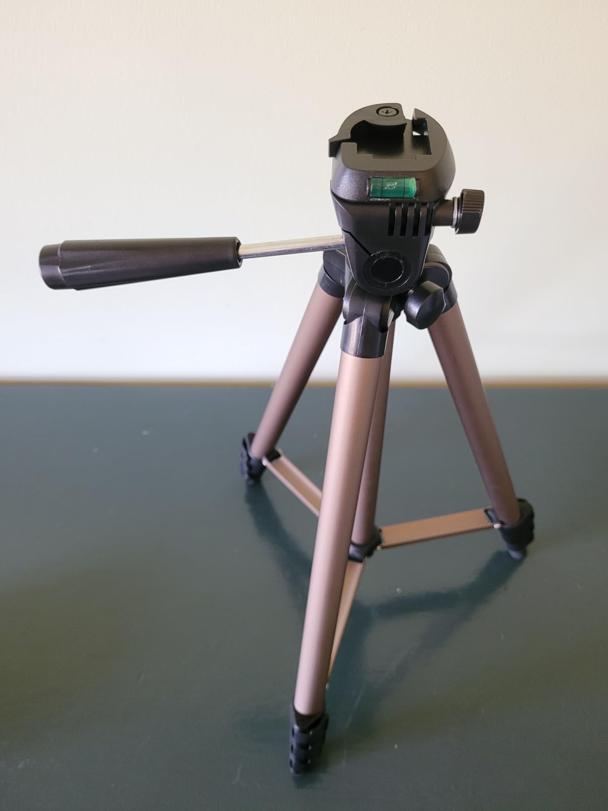 Amazon Basics 50-inch Lightweight Portable Camera Mount Tripod Stand with Bag, for Travel Photography, Champagne - Customer Photo 1