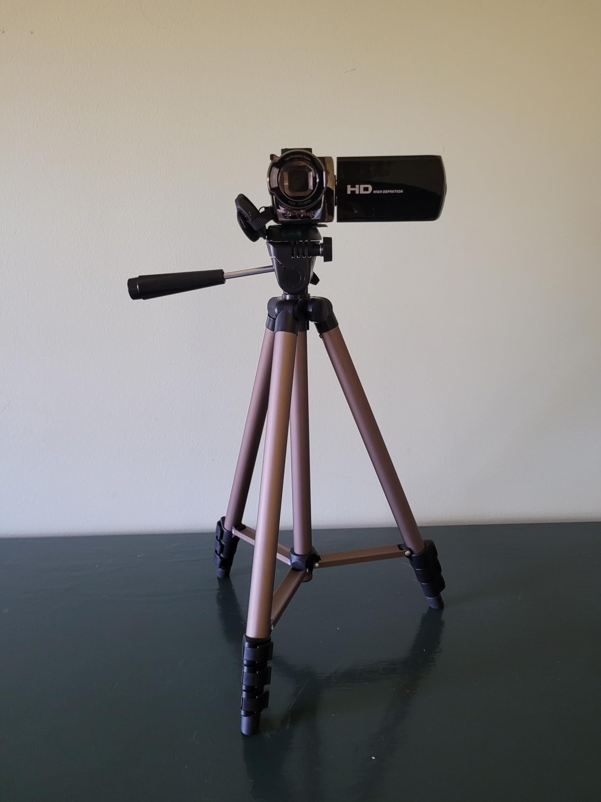 Amazon Basics 50-inch Lightweight Portable Camera Tripod Stand with Quick-Release Plate, Adjustable Height, Aluminum, for Travel Photography, Champagne customer photo 2