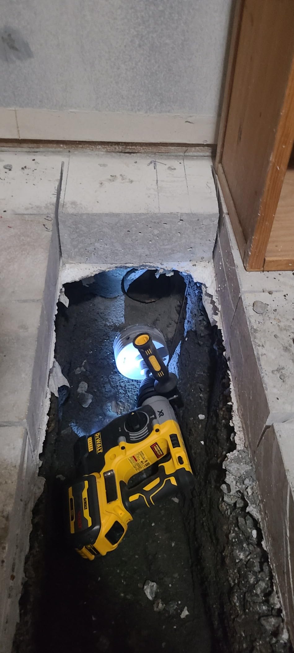 DEWALT 20V MAX SDS Rotary Hammer Drill, Cordless, 3 Application Modes, Bare Tool Only (DCH273B) - Customer Photo 2