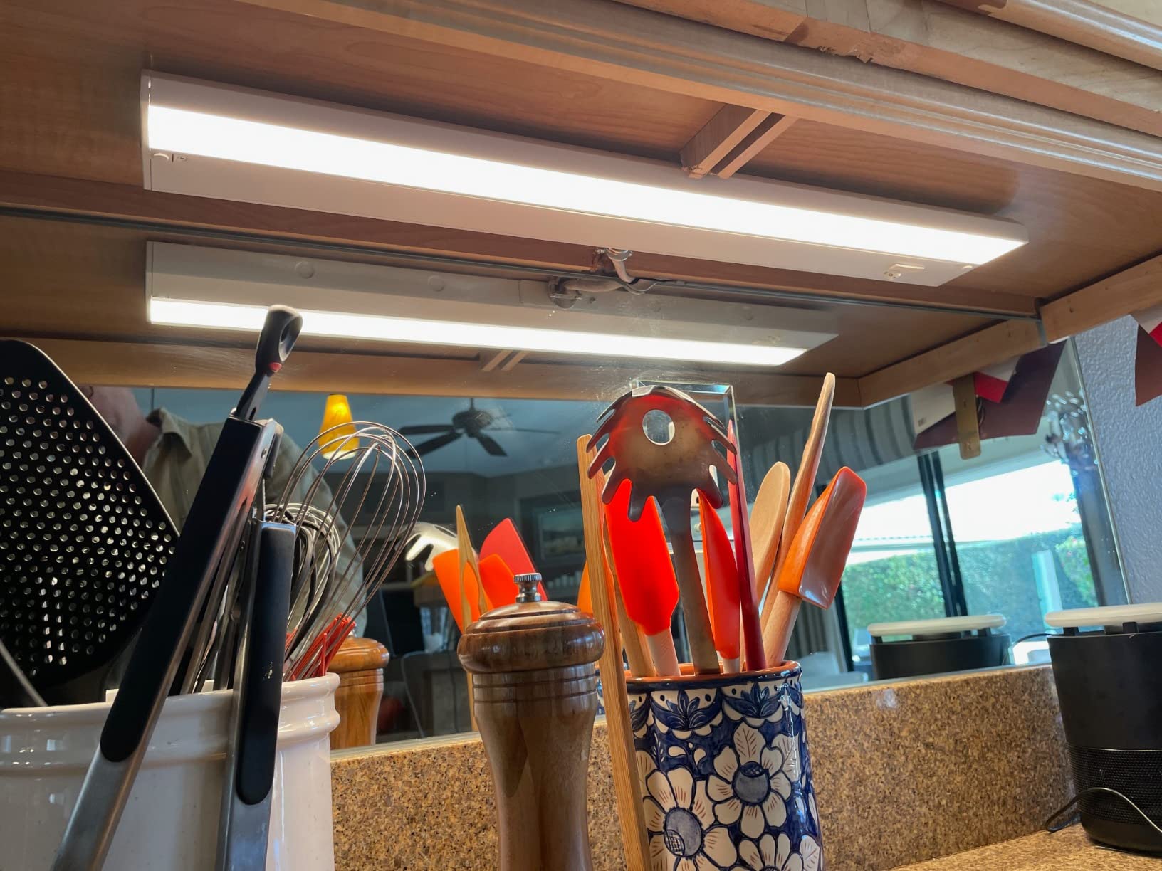 GETINLIGHT 12-inch 3 Color Levels LED Under Cabinet Lighting, Hardwired or Plugged-in, Selectable White 2700K/3000K/4000K, Dimmable, White Finished, IN-0210-1 - Customer Photo 1