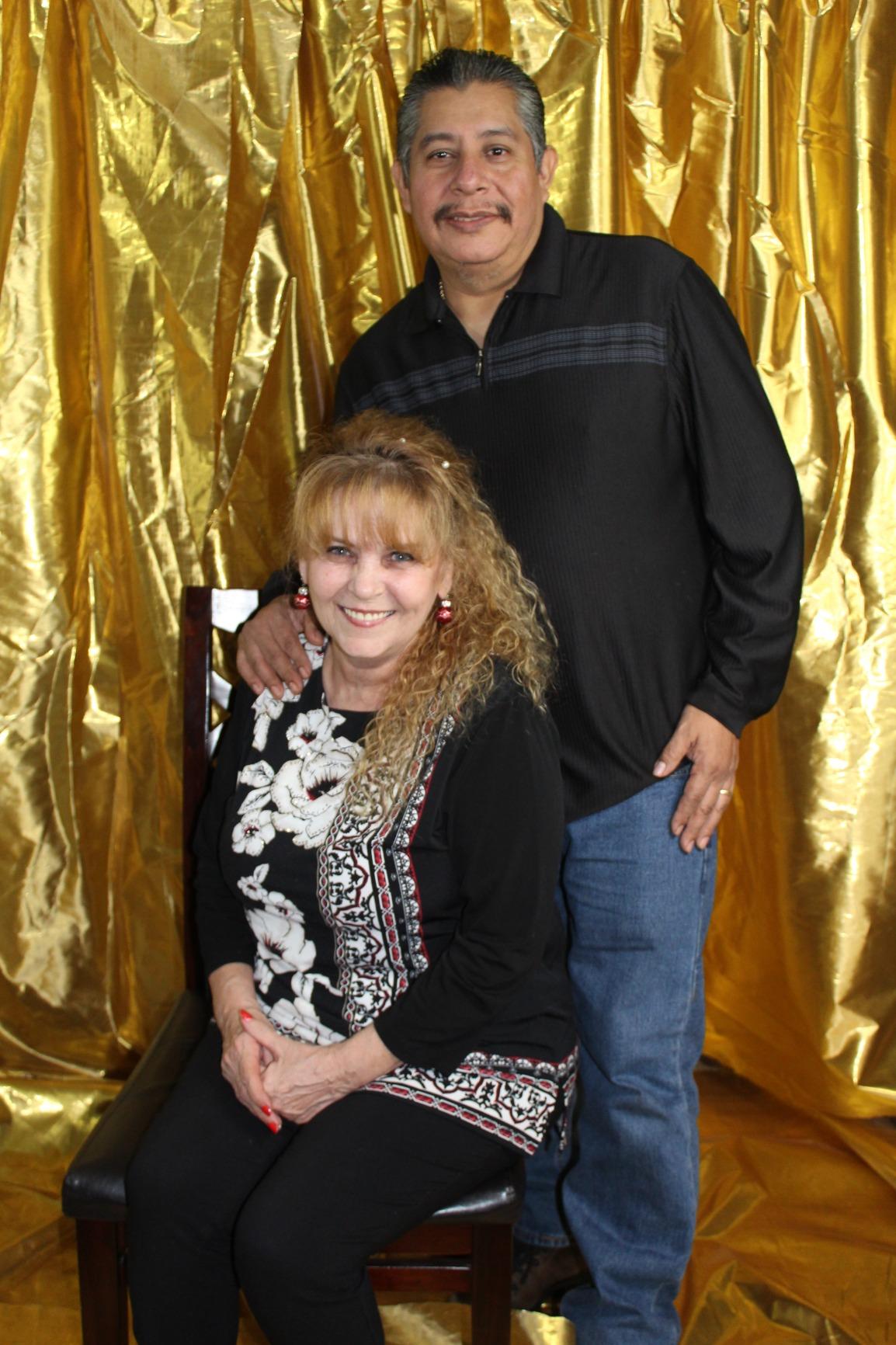 EMART Umbrella Photography Lighting Kit, 200/700W Bulbs, Soft Light Continuous Photographic Reflector Set for Portrait Studio Video Recording, Filming, Podcast customer photo 1