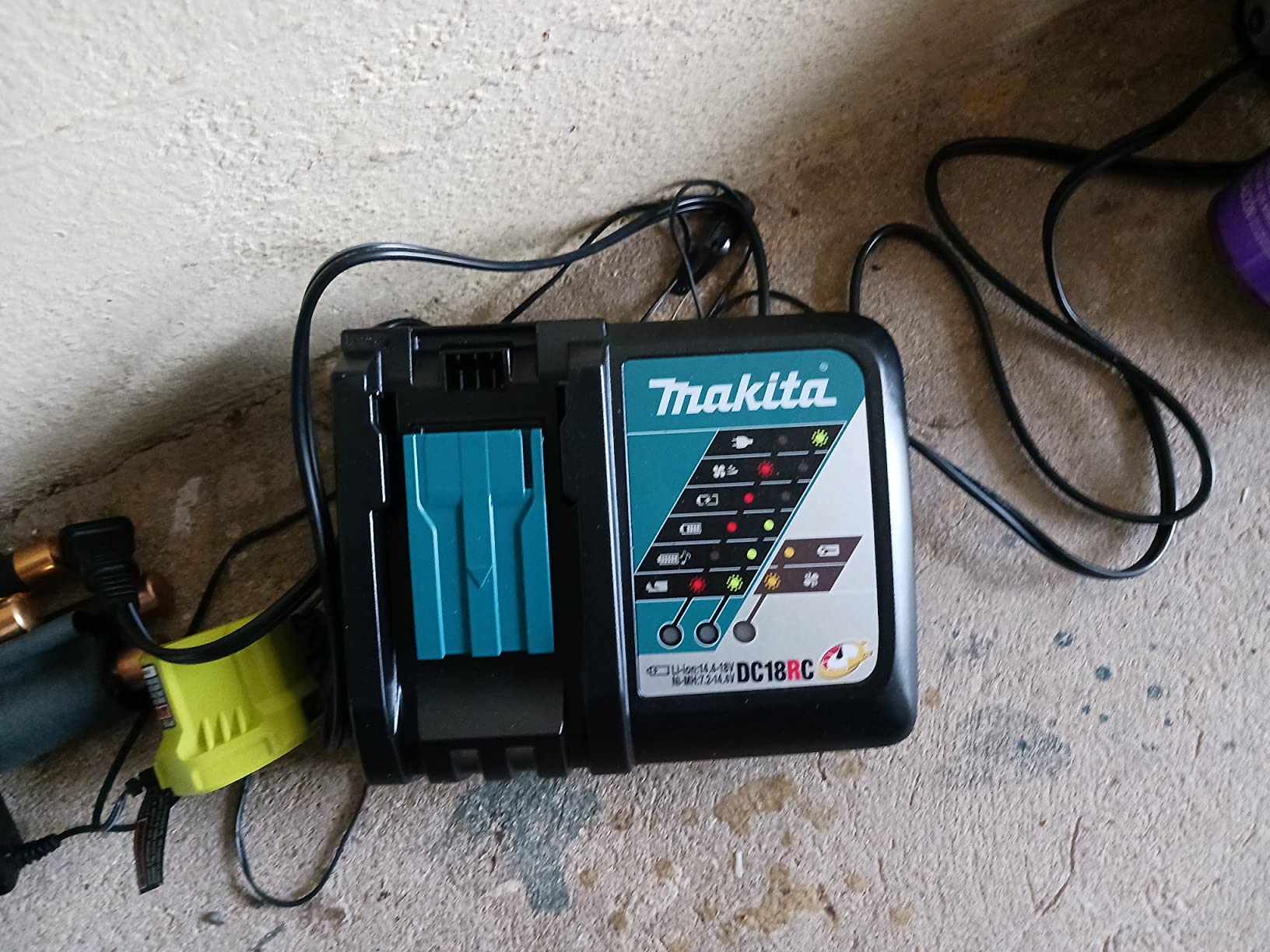 Makita BL1840BDC1 18V LXT Lithium-Ion Battery and Charger Starter Pack (4.0Ah) - Customer Photo 1