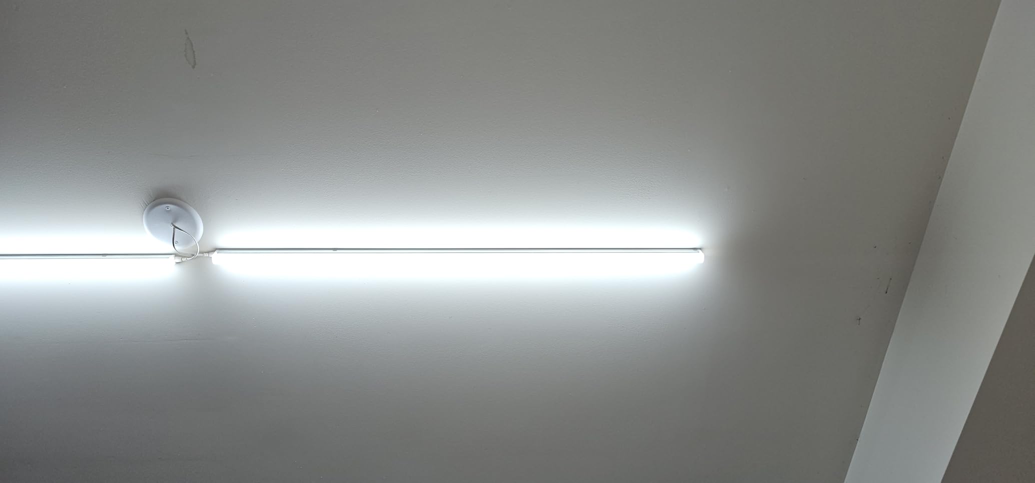 Barrina (6 Pack) LED T5 Integrated Single Fixture, 4FT, 2200lm, 6500K Super Bright White, 20W Utility LED Shop Light, Ceiling and Under Cabinet Light, Corded Electric with ON/Off Switch, ETL Listed customer photo 1