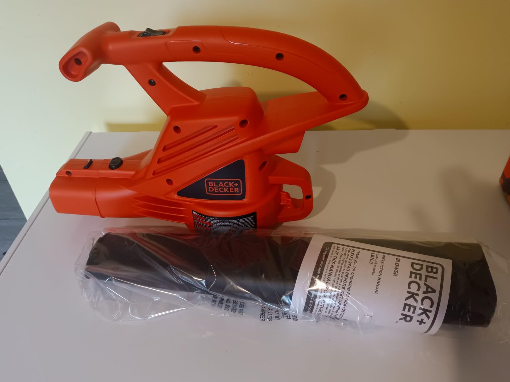 BLACK+DECKER Electric Leaf Blower, Handheld Blowers for Lawn Care, Lightweight, 180 MPH 180 CFM, 7-Amp, Corded (LB700) - Customer Photo 2