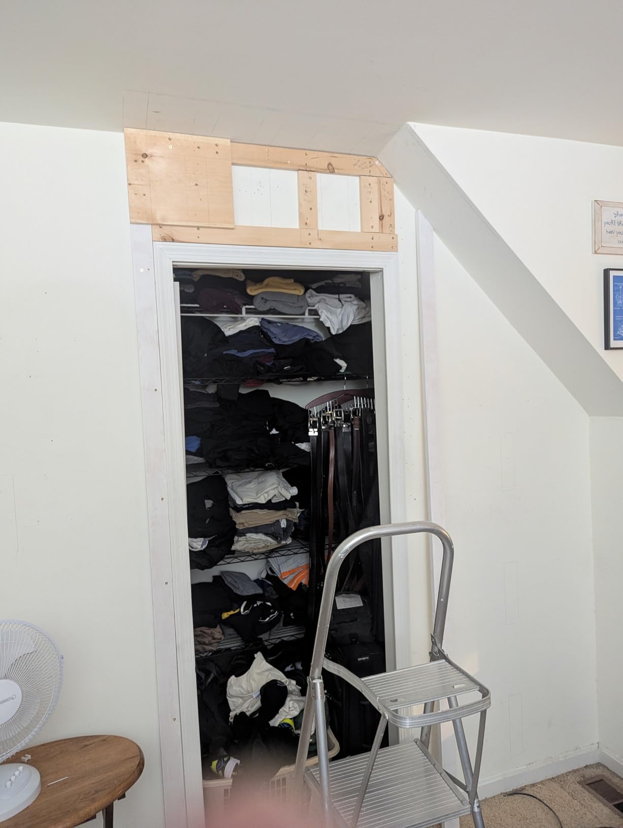 Amazon Basics Full Motion Articulating TV Wall Mount, with Swivel and Tilt, for 26