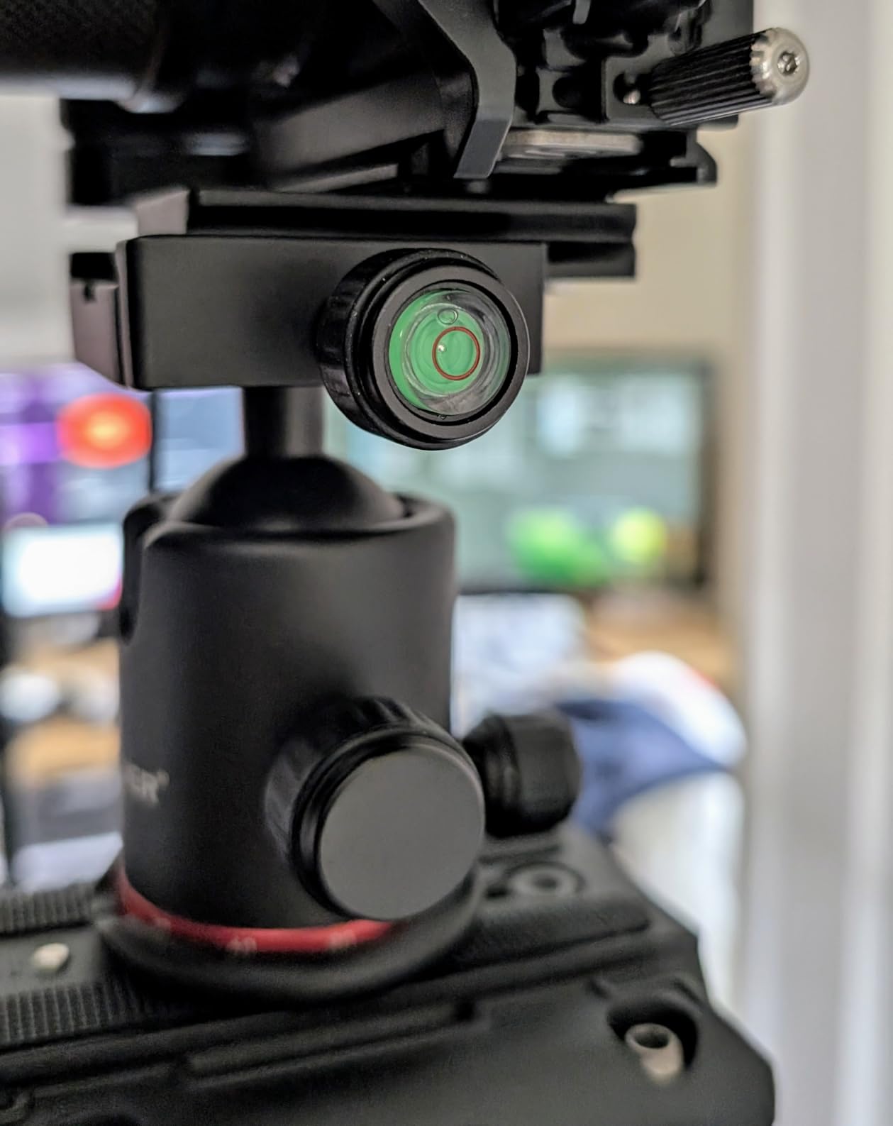 Neewer Professional Metal 360 Degree Rotating Panoramic Ball Head with 1/4 inch Quick Release Plate and Bubble Level,up to 17.6pounds/8kilograms,for Tripod,Monopod,Slider,DSLR Camera,Camcorder - Customer Photo 3