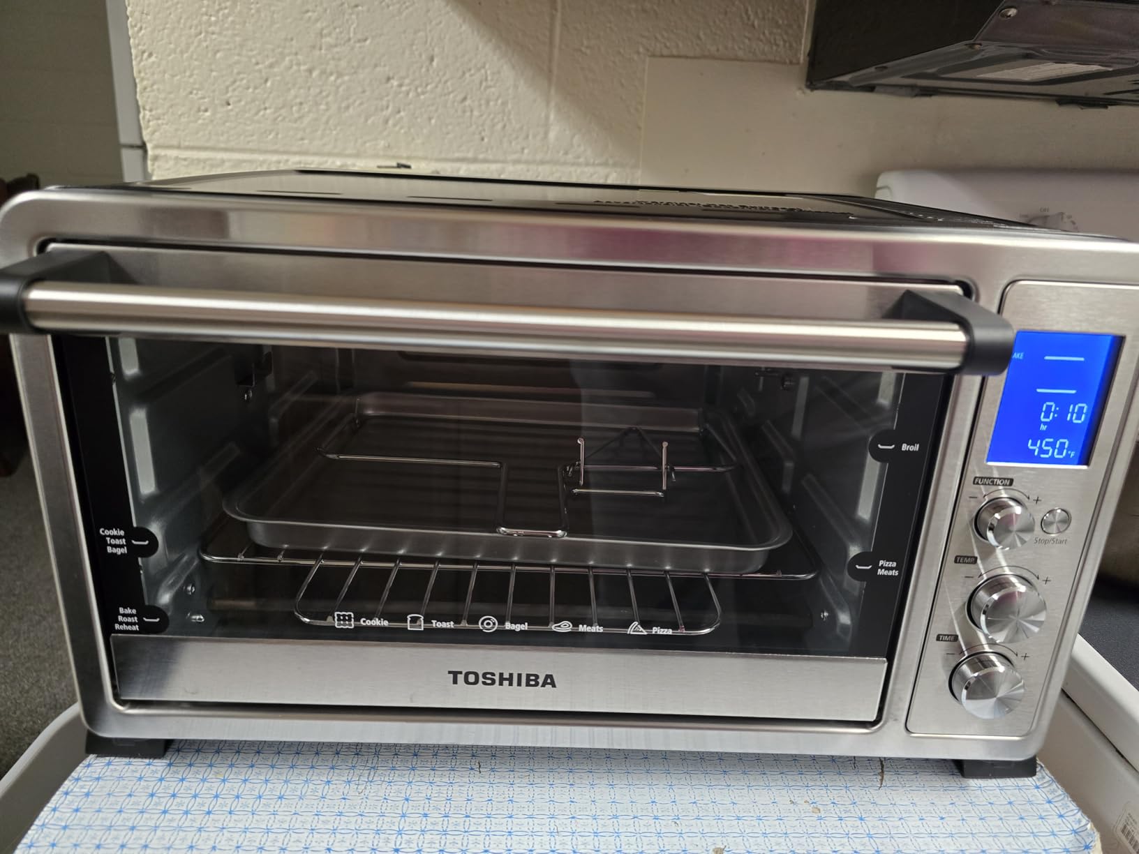 TOSHIBA AC25CEW-BS Large 6-Slice Convection Toaster Oven Countertop, 10-In-One with Toast, Pizza and Rotisserie, 1500W, Black Stainless Steel, Includes 6 Accessories - Customer Photo 3