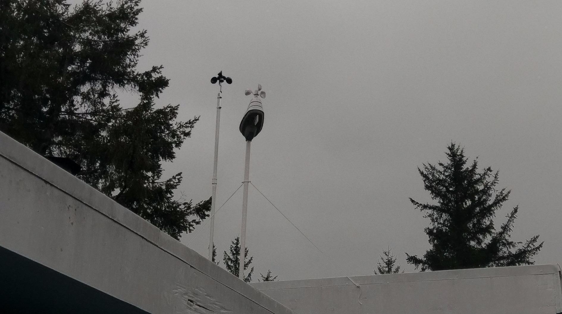 AcuRite Iris Weather Station with Rain Gauge, Wind Speed/Direction, and HD Display with Barometer - Customer Photo 5