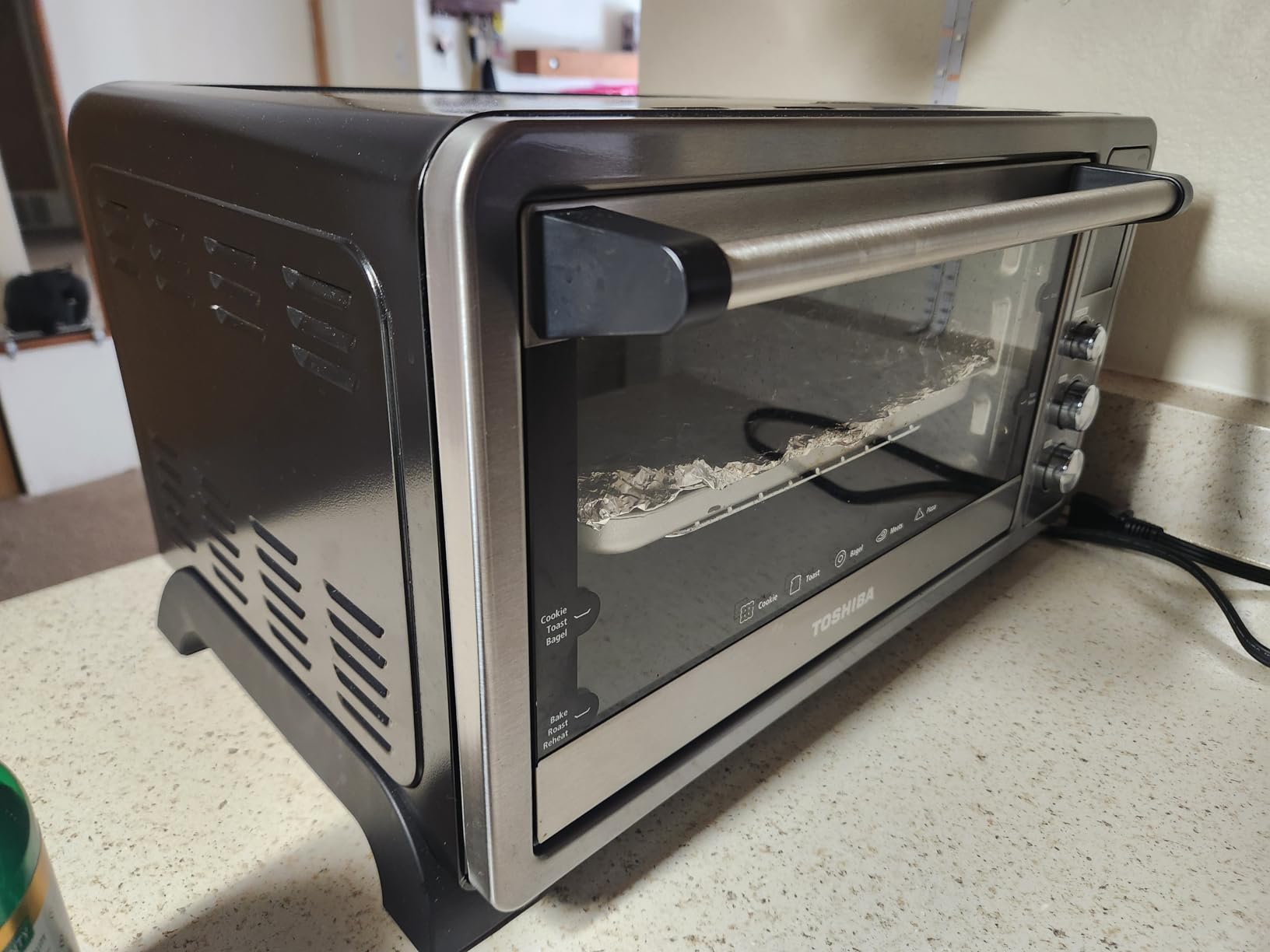 TOSHIBA AC25CEW-SS Large 6-Slice Convection Toaster Oven Countertop, 10-In-One with Toast, Pizza and Rotisserie, 1500W, Stainless Steel, Includes 6 Accessories - Customer Photo 2