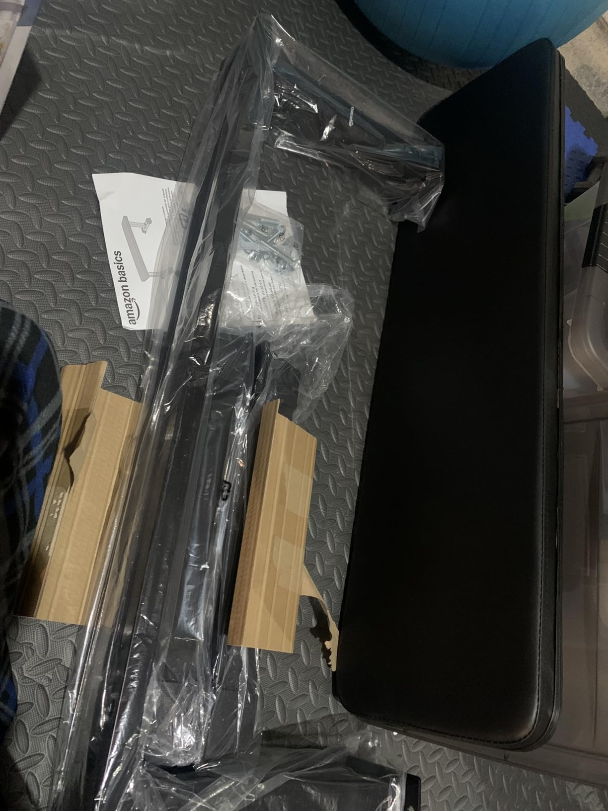 Amazon Basics Flat Weight Bench, Black - Customer Photo 2