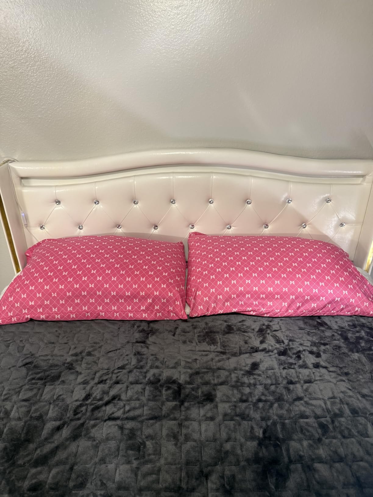 Amazon Basics Down Alternative Pillows for Stomach and Back Sleepers, Soft Density, Standard, Pack of 2, White, 26 in L x 20 in W - Customer Photo 1