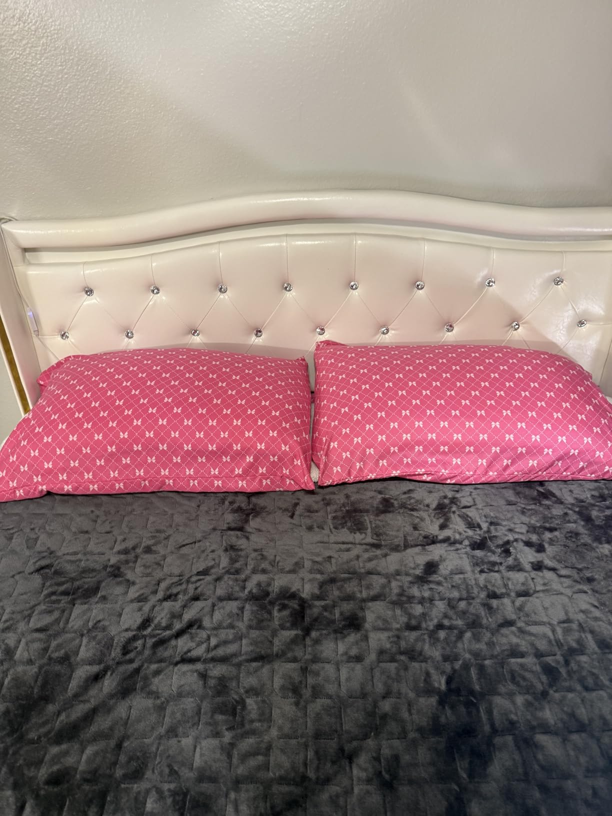 Amazon Basics Down Alternative Pillows for Stomach and Back Sleepers, Soft Density, Standard, Pack of 2, White, 26 in L x 20 in W - Customer Photo 2