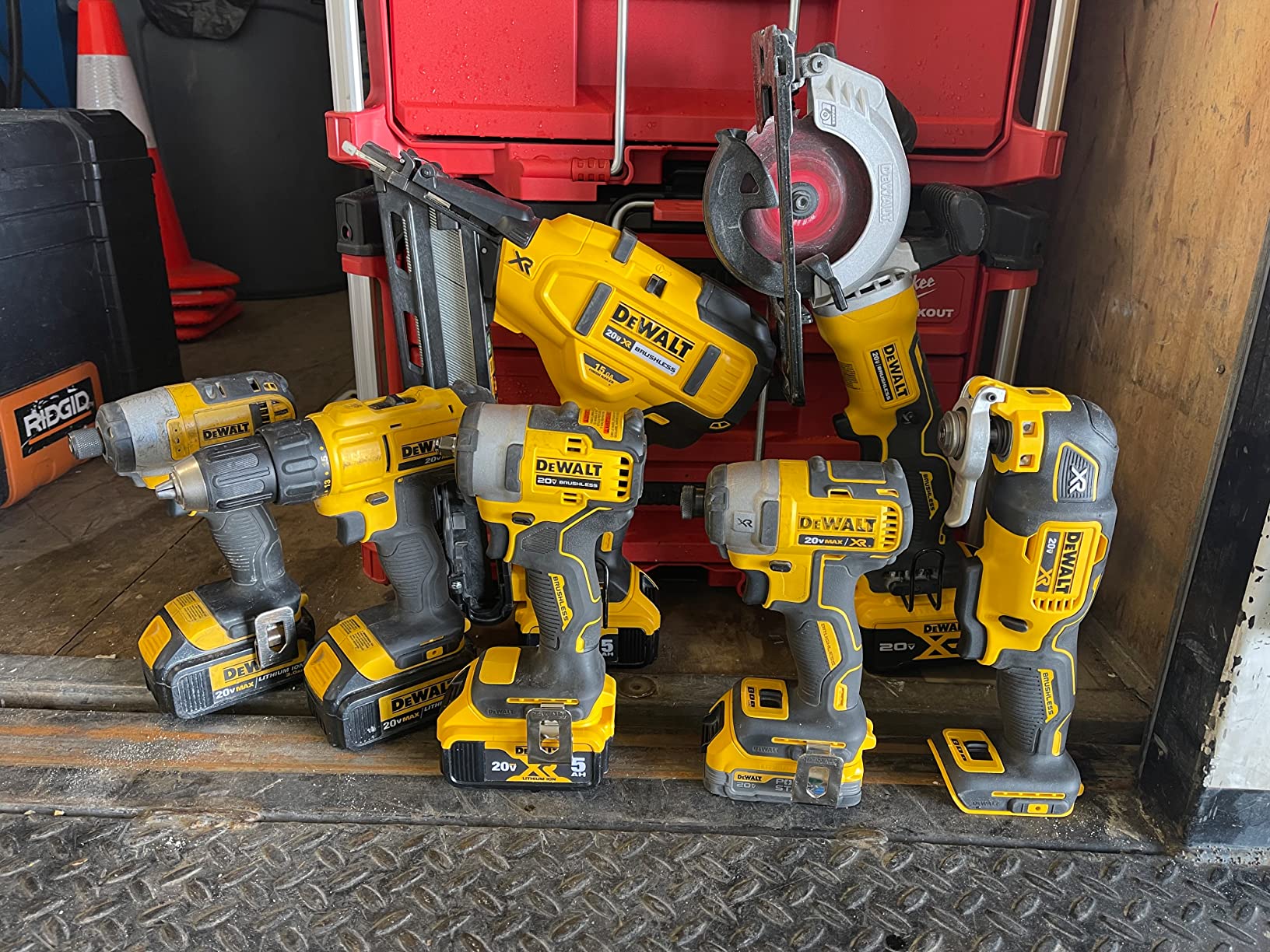 DEWALT 20V MAX* Finish Nailer, Angled, 15GA (DCN650B) - Customer Photo 1