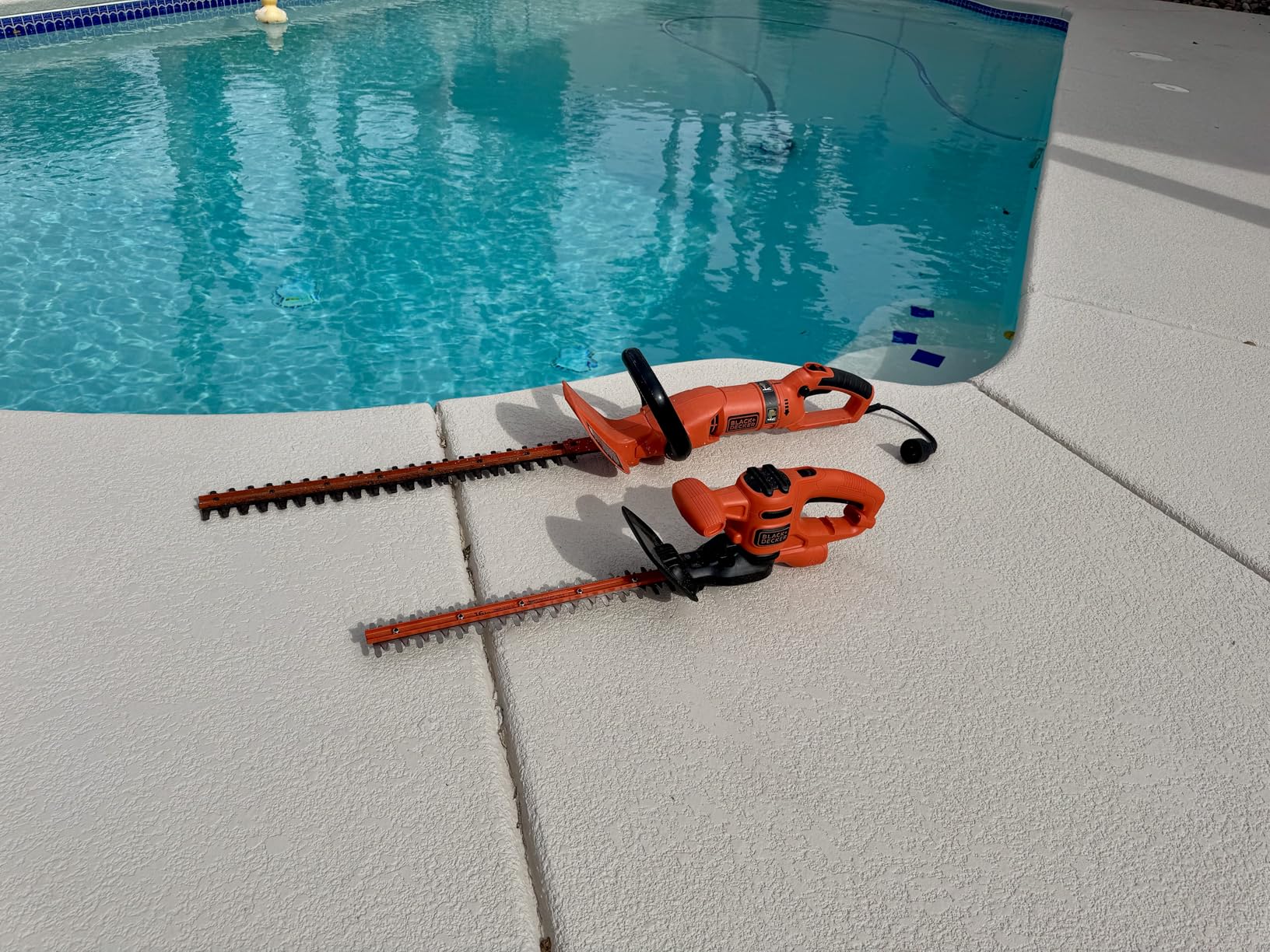 BLACK+DECKER Electric Hedge Trimmer, 16-Inch 3.0 Amp Compact Corded Power Hedge Trimmer (BEHT100) - Customer Photo 1