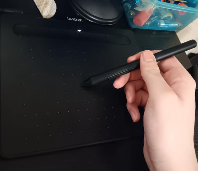 Intuos Medium Bluetooth Graphics Drawing Tablet, Portable for Teachers, Students and Creators, 4 Customizable ExpressKeys, Compatible with Chromebook Mac OS Android and Windows - Black customer photo 1