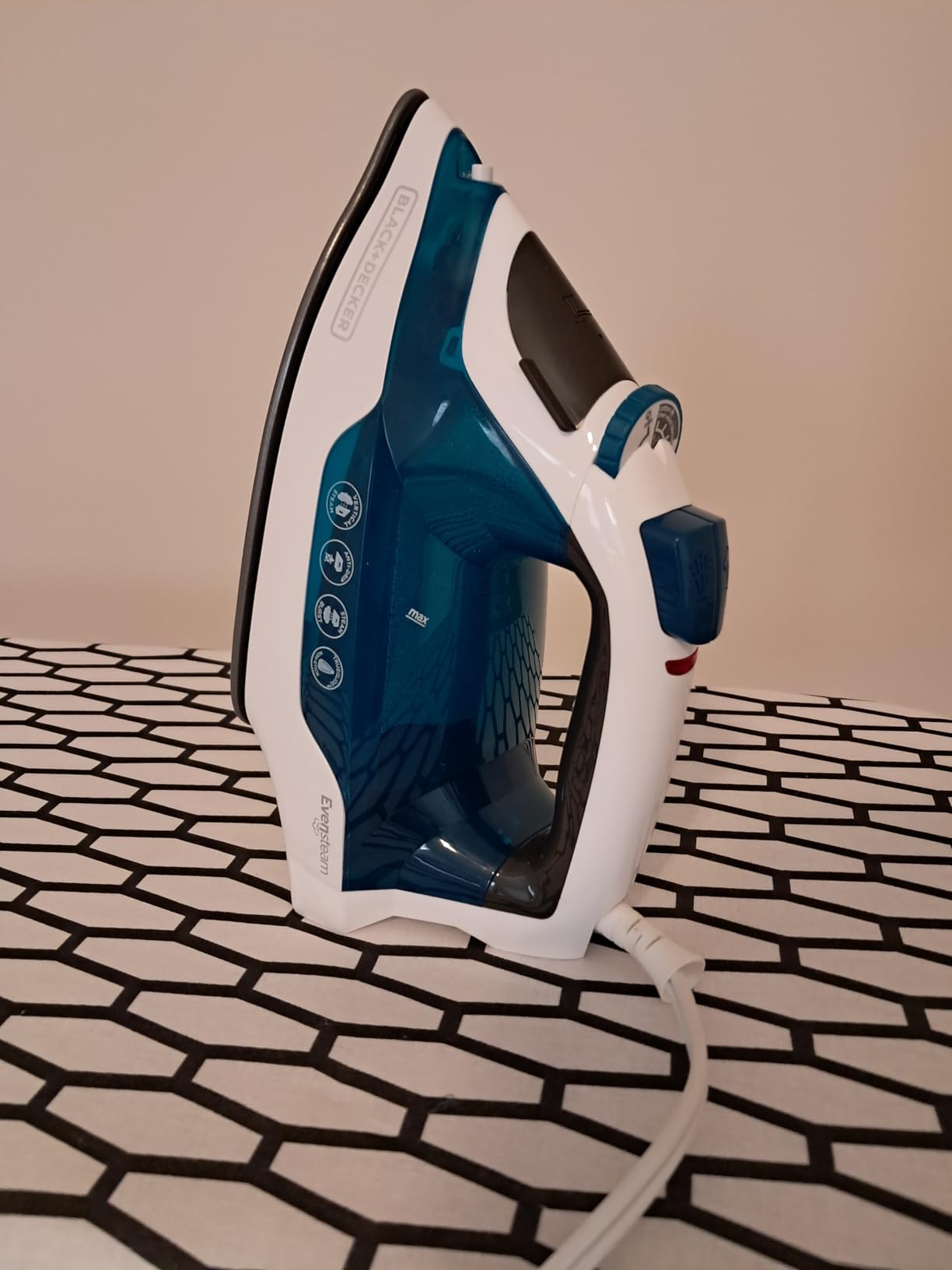 BLACK+DECKER Easy Steam Compact Iron, IR06V, Dual Position Cord, TrueGlide Non-Stick Soleplate, Vertical Steam, SmartSteam - Customer Photo 2