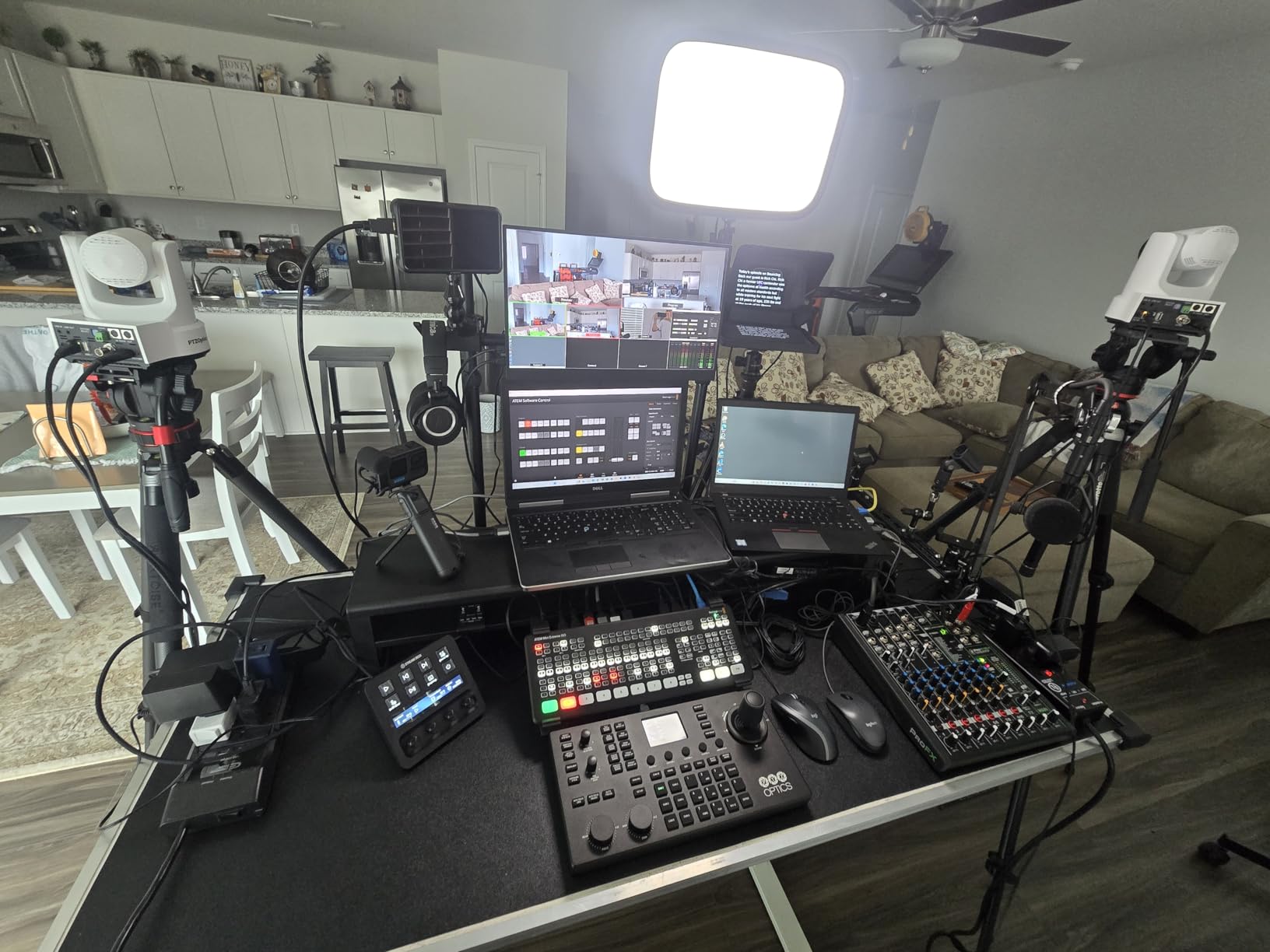 Elgato Key Light - Professional 2800 lumens Studio Light with Desk clamp for Streaming, Recording and Video Conferencing, Temperature and Brightness app-Adjustable on Mac, PC, iOS, Android customer photo 1