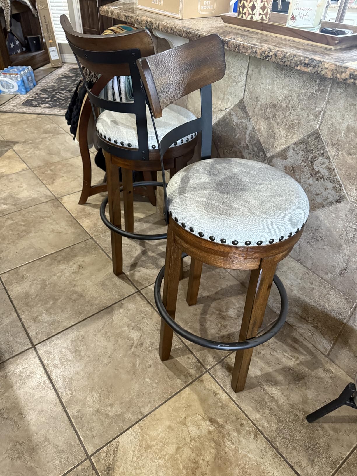 Signature Design by Ashley Valebeck Rustic Farmhouse Swivel Bar Stool – 24.5″ Counter Height, 360° Swivel Metal & Wood Frame, Polyester Upholstery – Brown - Customer Photo 2