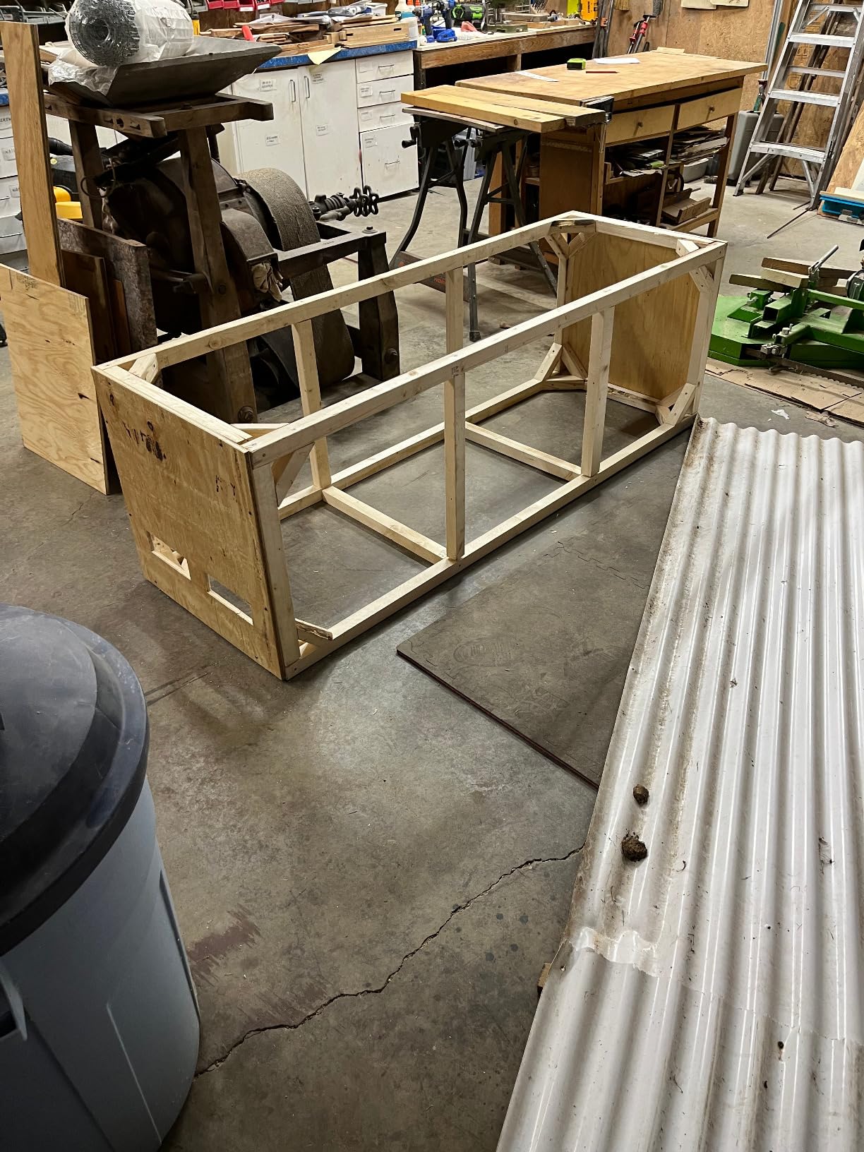 Metabo HPT Narrow Crown Stapler, Pro-Preferred Pneumatic Power Nailers, Finish Stapler for Furniture & Cabinetry, Lightweight Trim Tool, Ergonomic Design, 18 Gauge, 1/2