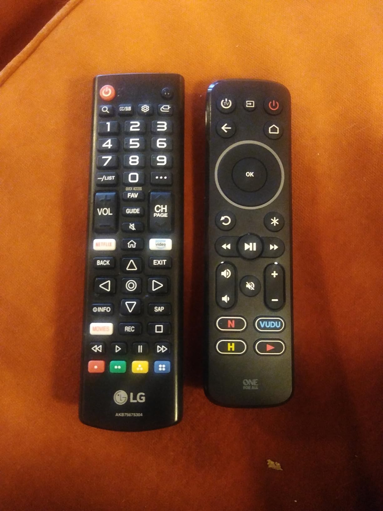 One For All Streamer Remote (New, in Retail Packaging) – Controls up to 3 Devices - (IR) - Control Your Streamer Box, TV and Sound bar – Learning Feature - Backlit Keys - Black – URC7935 - Customer Photo 2