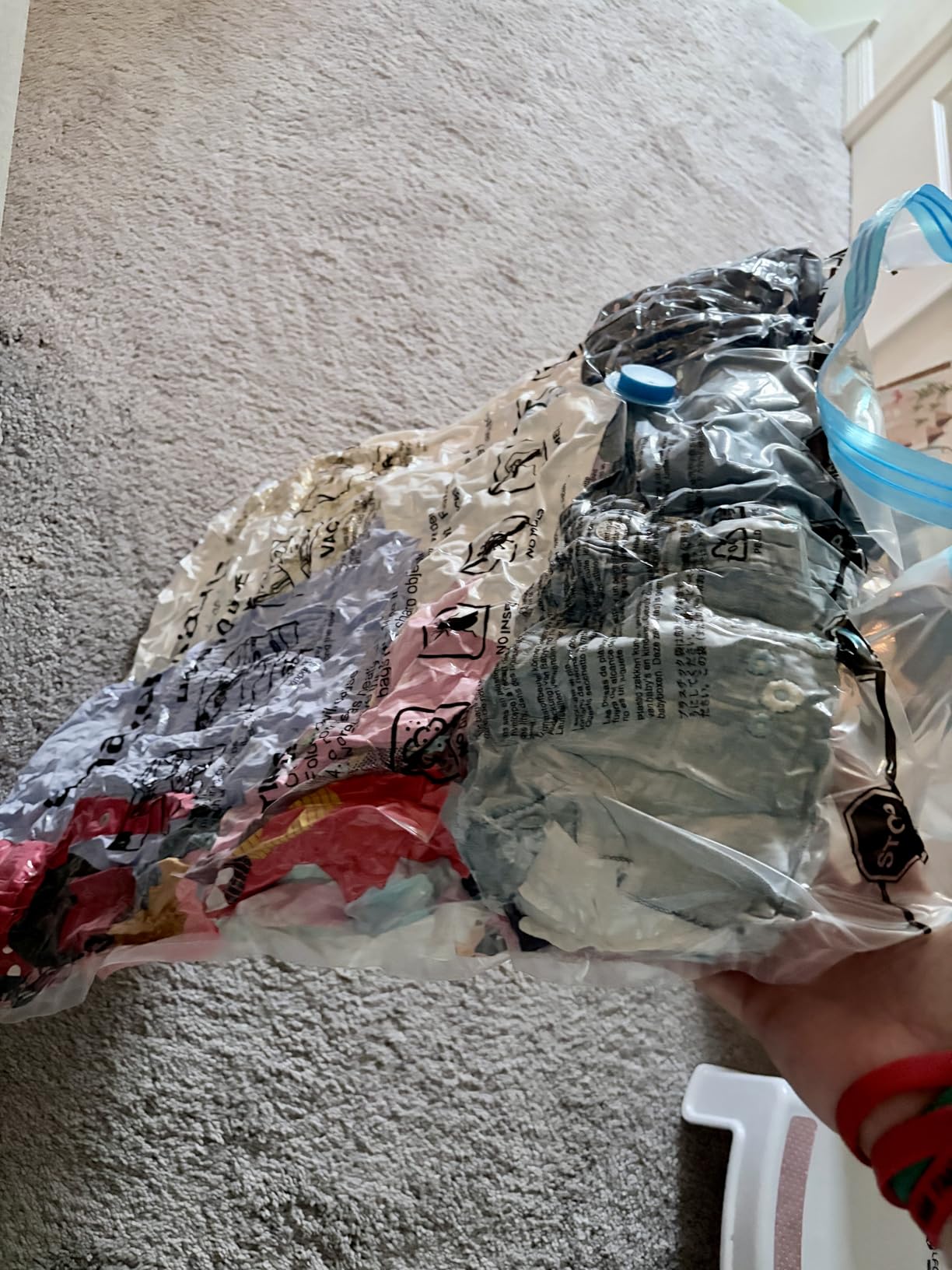 Amazon Basics Vacuum Compression Space Saving Storage Bags with Hand Pump, Large, Pack of 5, Clear - Customer Photo 1