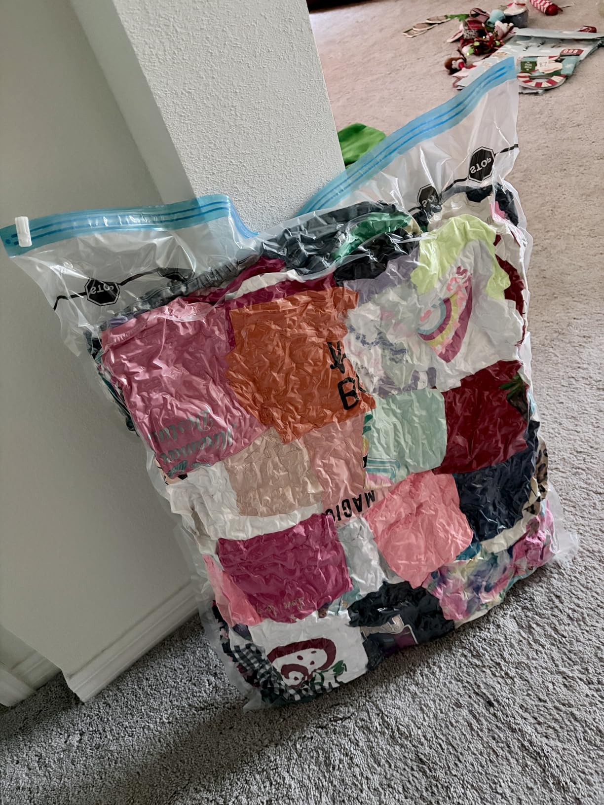 Amazon Basics Vacuum Compression Space Saving Storage Bags with Hand Pump, Large, Pack of 5, Clear - Customer Photo 2