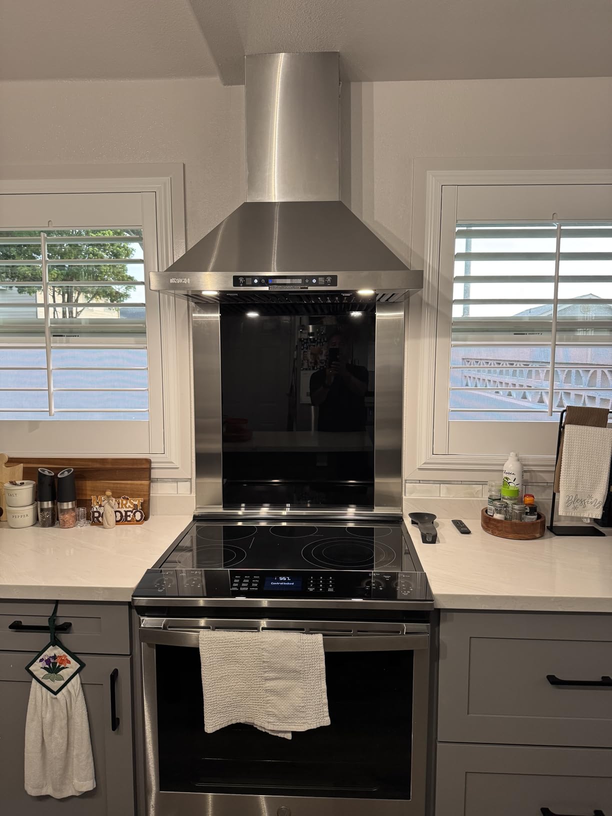 IKTCH 30-inch Wall Mount Range Hood 900 CFM Ducted/Ductless Convertible, Kitchen Chimney Vent Stainless Steel with Gesture Sensing & Touch Control Switch Panel, 2 Pcs Adjustable Lights customer photo 1