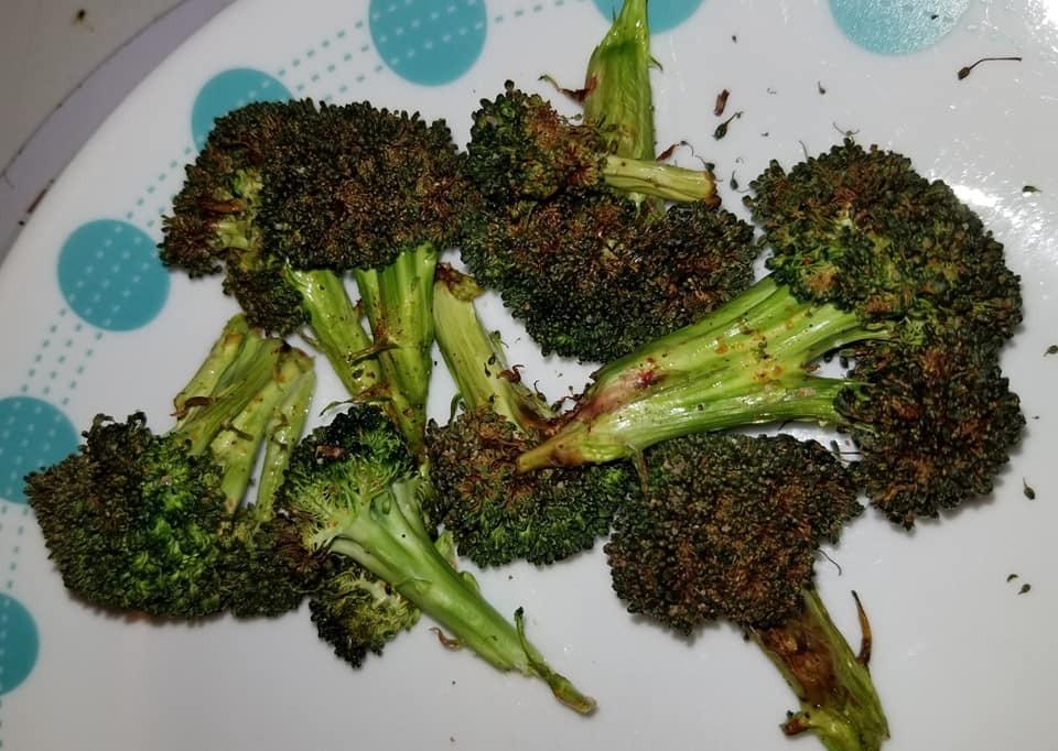 Amazon Basics 3.2 Quart 6-In-1 Air Fryer (Fry, Crisp, Roast, Bake, Reheat, Dehydrate), Non-Stick, with Timer, Auto Shut-Off, Digital Touch Screen, 180-400°F, 1400W, Black/Silver - Customer Photo 1