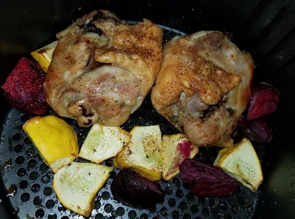 Amazon Basics 3.2 Quart 6-In-1 Air Fryer (Fry, Crisp, Roast, Bake, Reheat, Dehydrate), Non-Stick, with Timer, Auto Shut-Off, Digital Touch Screen, 180-400°F, 1400W, Black/Silver - Customer Photo 2