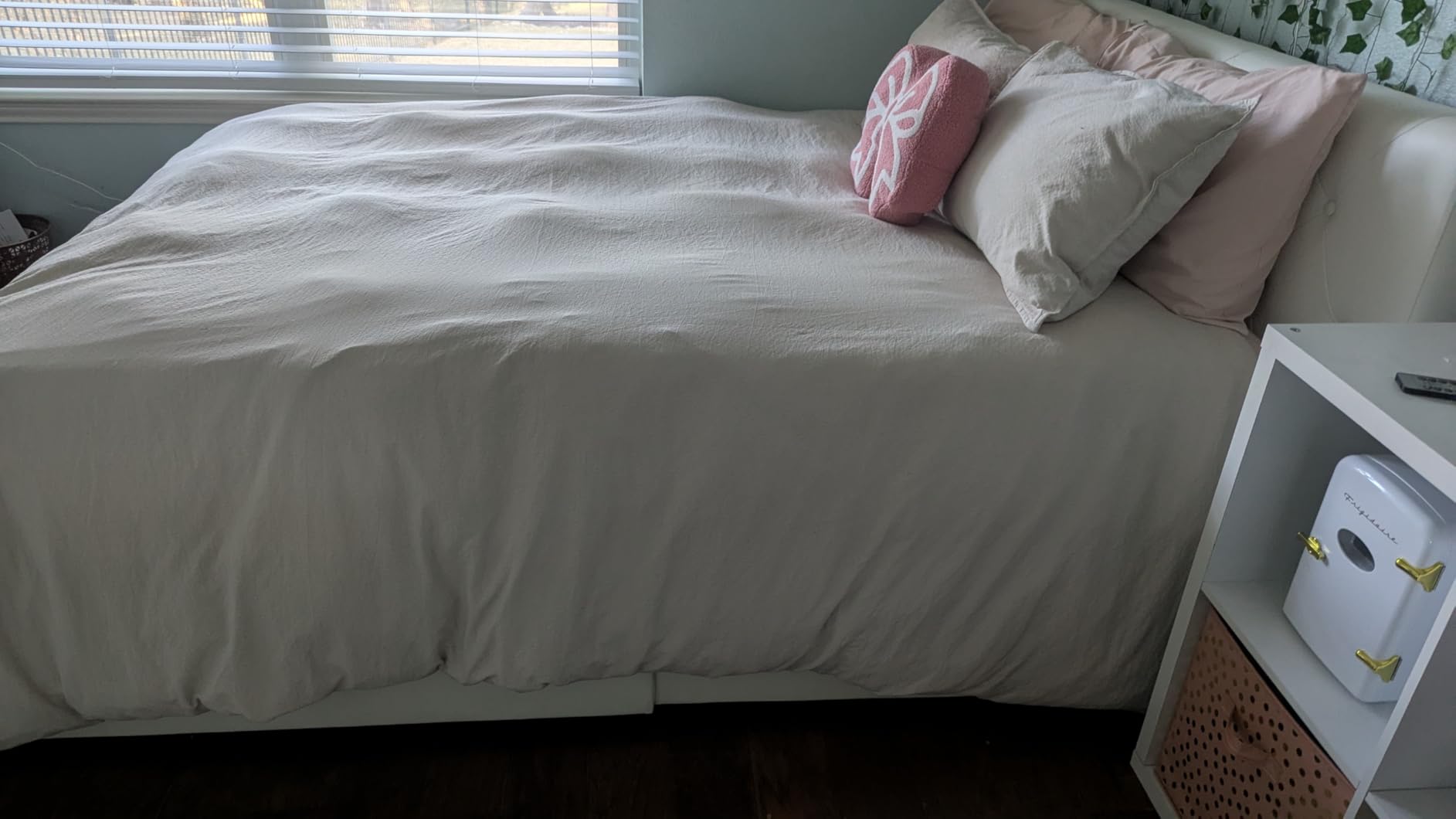 Serta Goose Feather Down Fiber Cotton Comforter Queen Size - 100% Cotton Duvet Insert - Hotel Luxury Hypoallergenic Bedding Comforter All Season Medium Warmth 90 x 90 Inch White - Customer Photo 1
